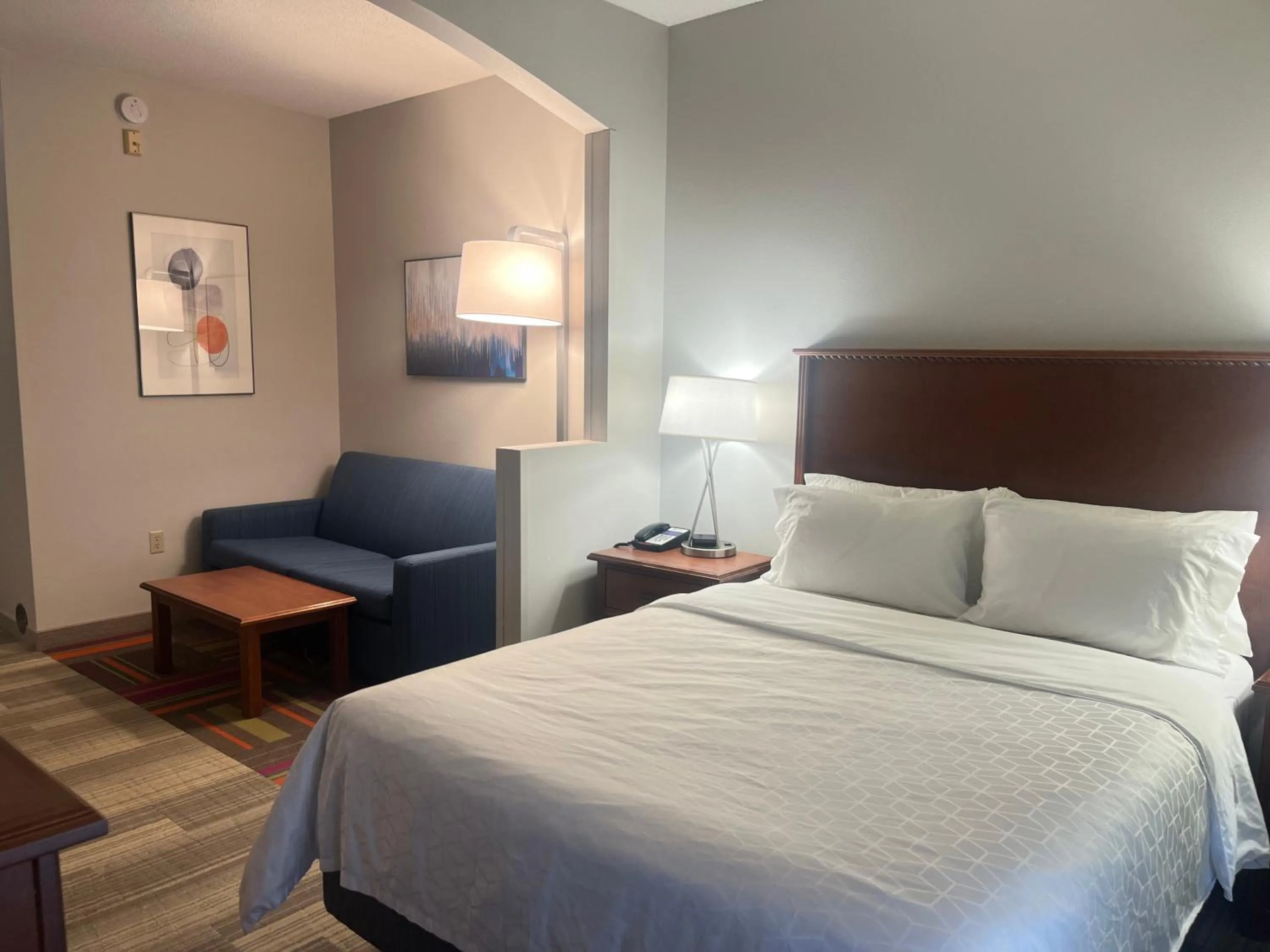 Bed in Holiday Inn Express Hotel & Suites Sioux Falls At Empire Mall by IHG