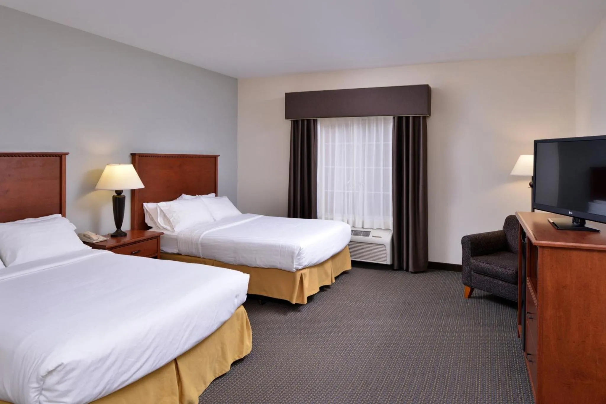 Photo of the whole room, Bed in Holiday Inn Express Hotel & Suites Sioux Falls At Empire Mall by IHG