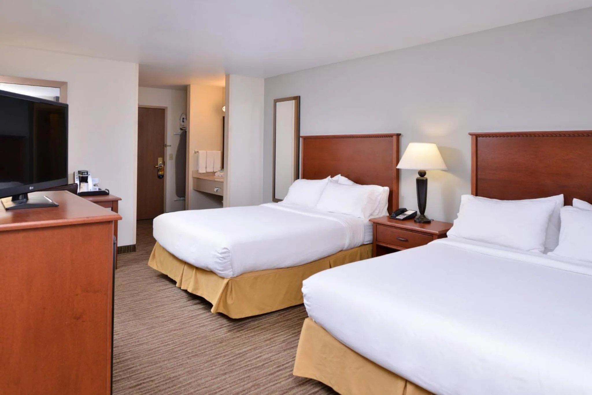 Photo of the whole room, Bed in Holiday Inn Express Hotel & Suites Sioux Falls At Empire Mall by IHG