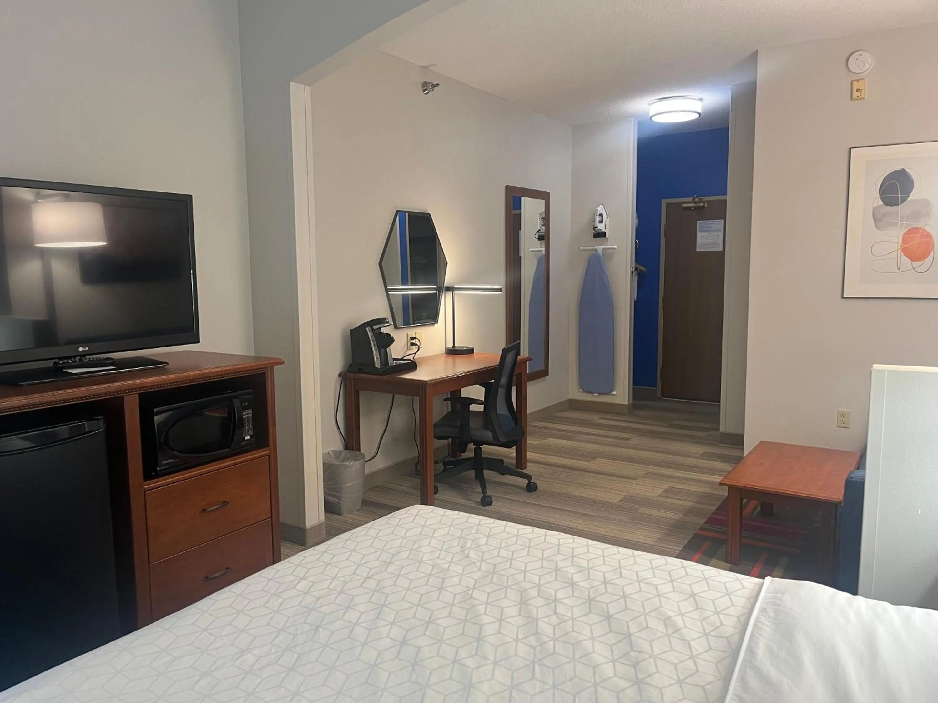 Bed in Holiday Inn Express Hotel & Suites Sioux Falls At Empire Mall by IHG