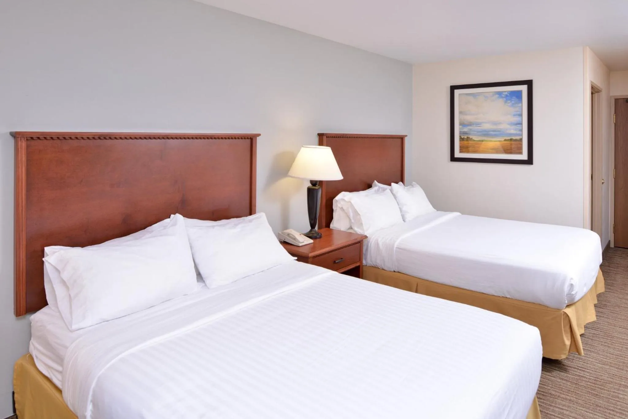 Photo of the whole room, Bed in Holiday Inn Express Hotel & Suites Sioux Falls At Empire Mall by IHG