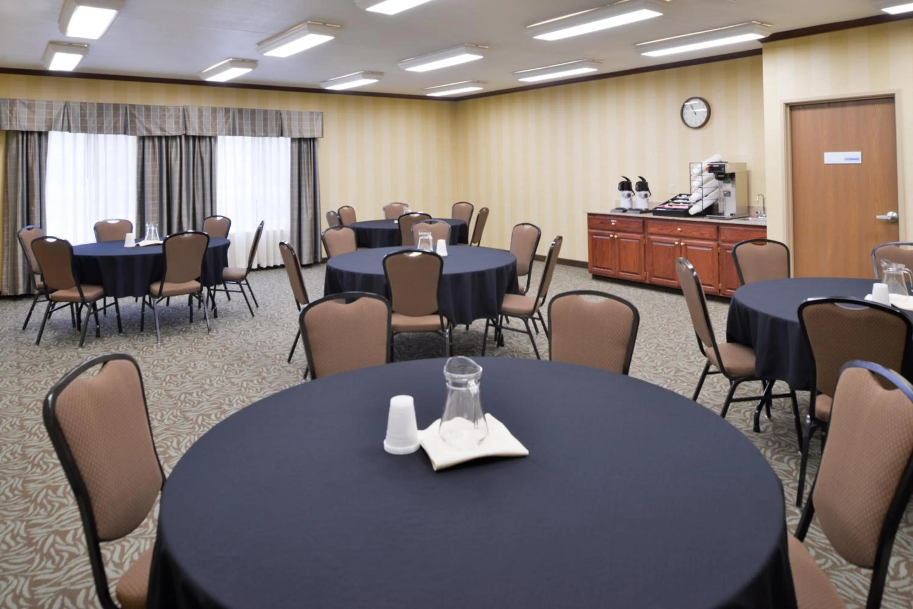 Meeting/conference room in Holiday Inn Express Hotel & Suites Sioux Falls At Empire Mall by IHG