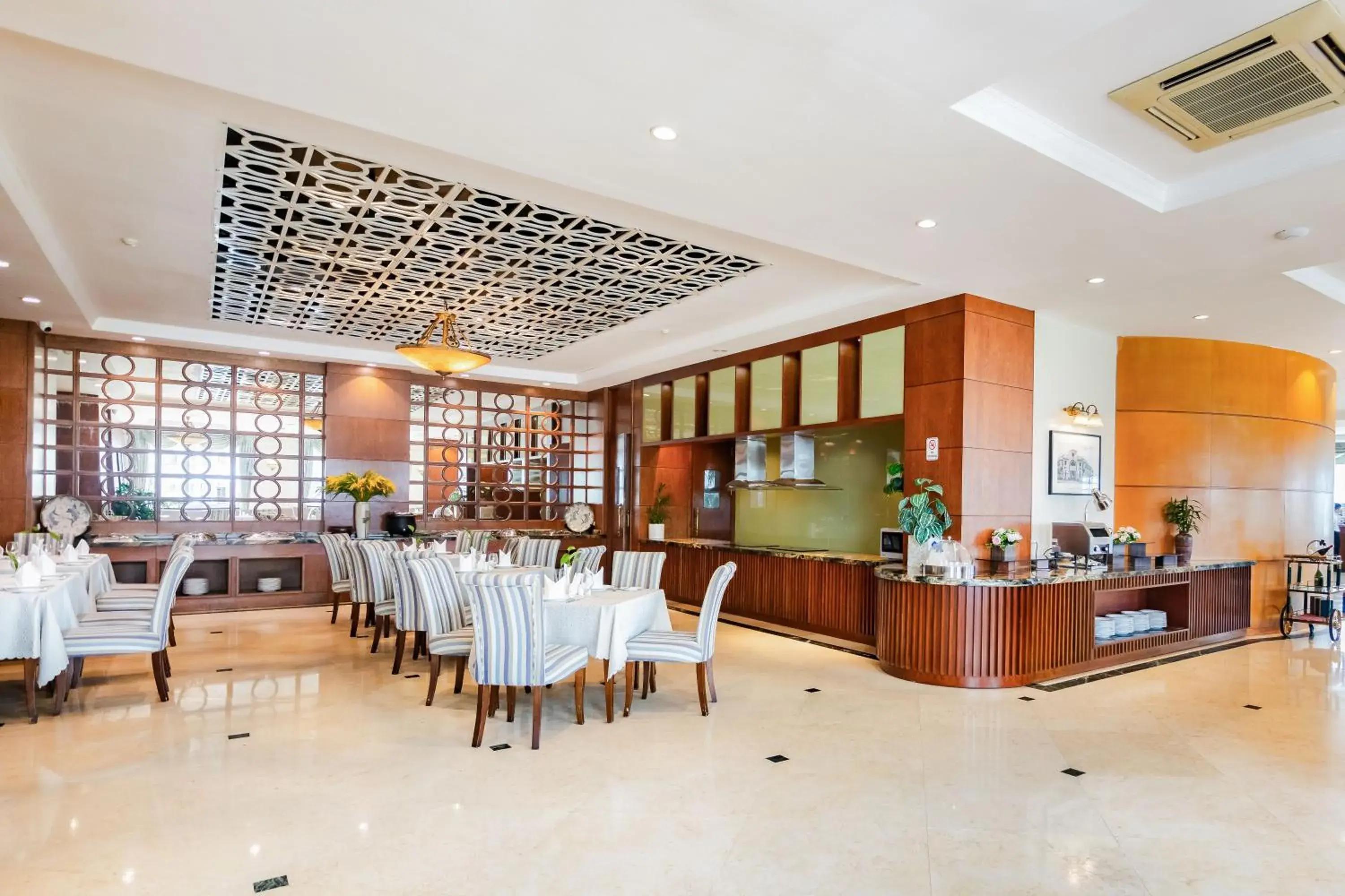 Restaurant/places to eat in Pearl River Hotel Restaurant/places to eat in Pearl River Hotel