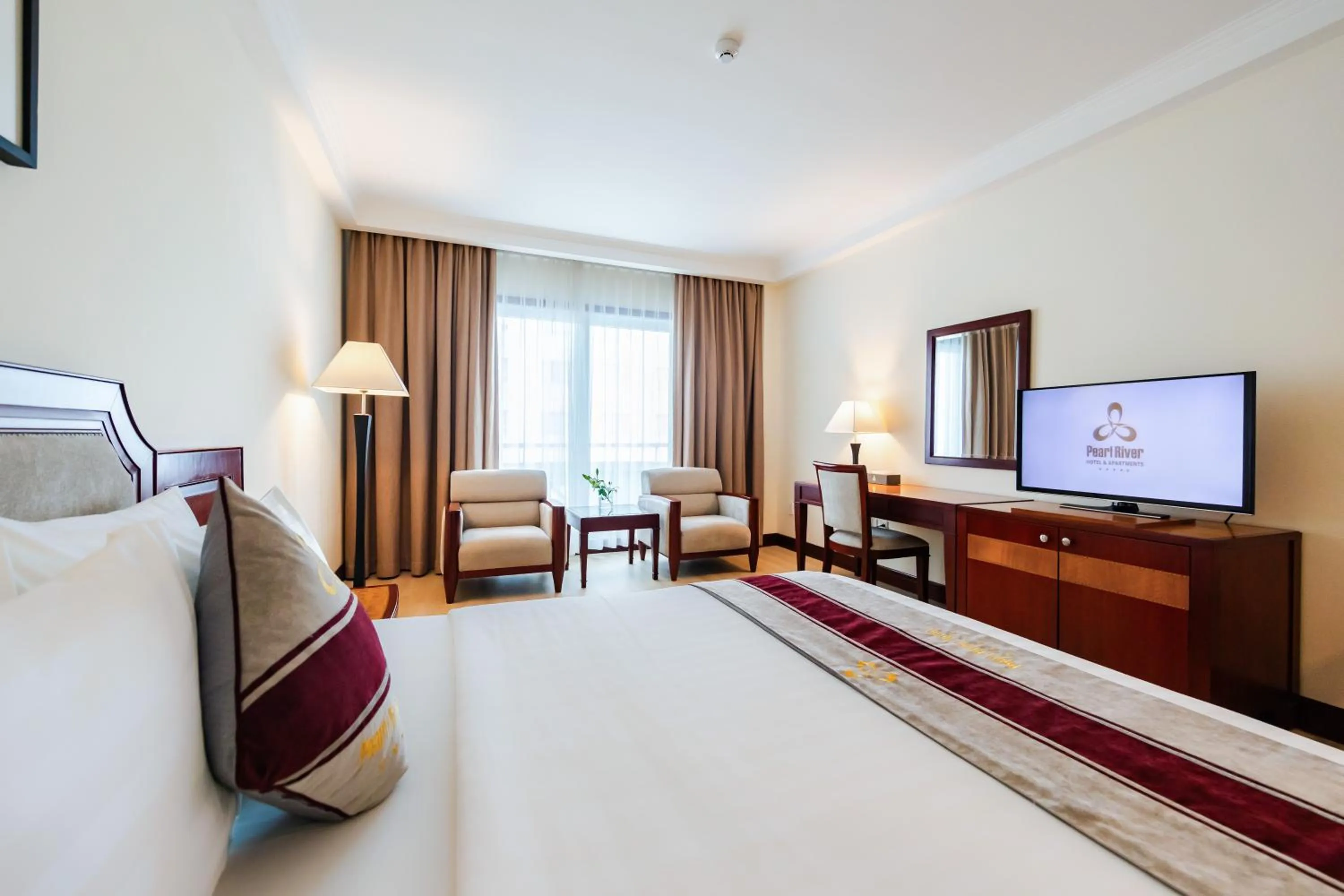 Photo of the whole room, Bed in Pearl River Hotel