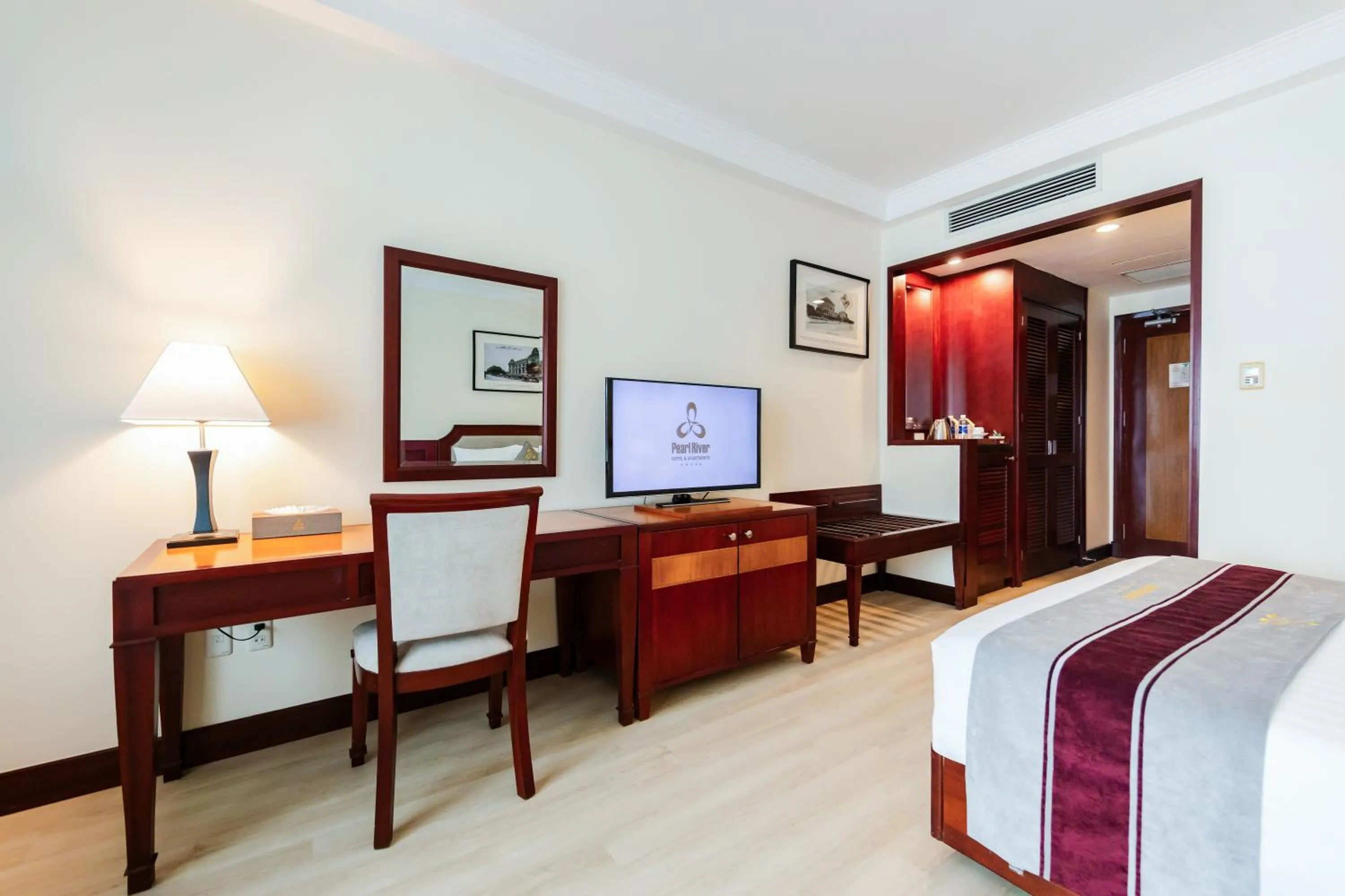 Photo of the whole room, Bed in Pearl River Hotel