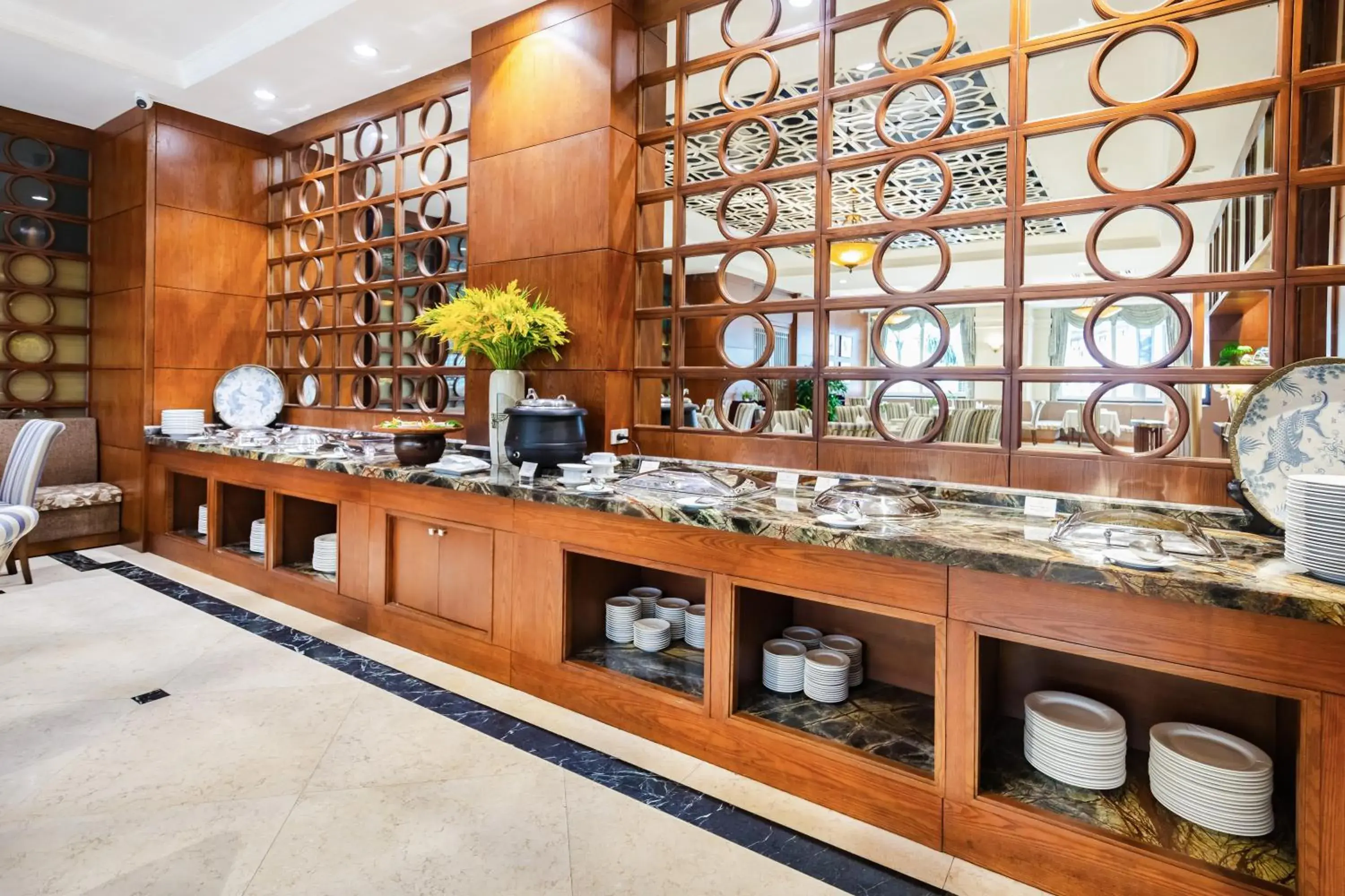 Restaurant/places to eat in Pearl River Hotel Restaurant/places to eat in Pearl River Hotel