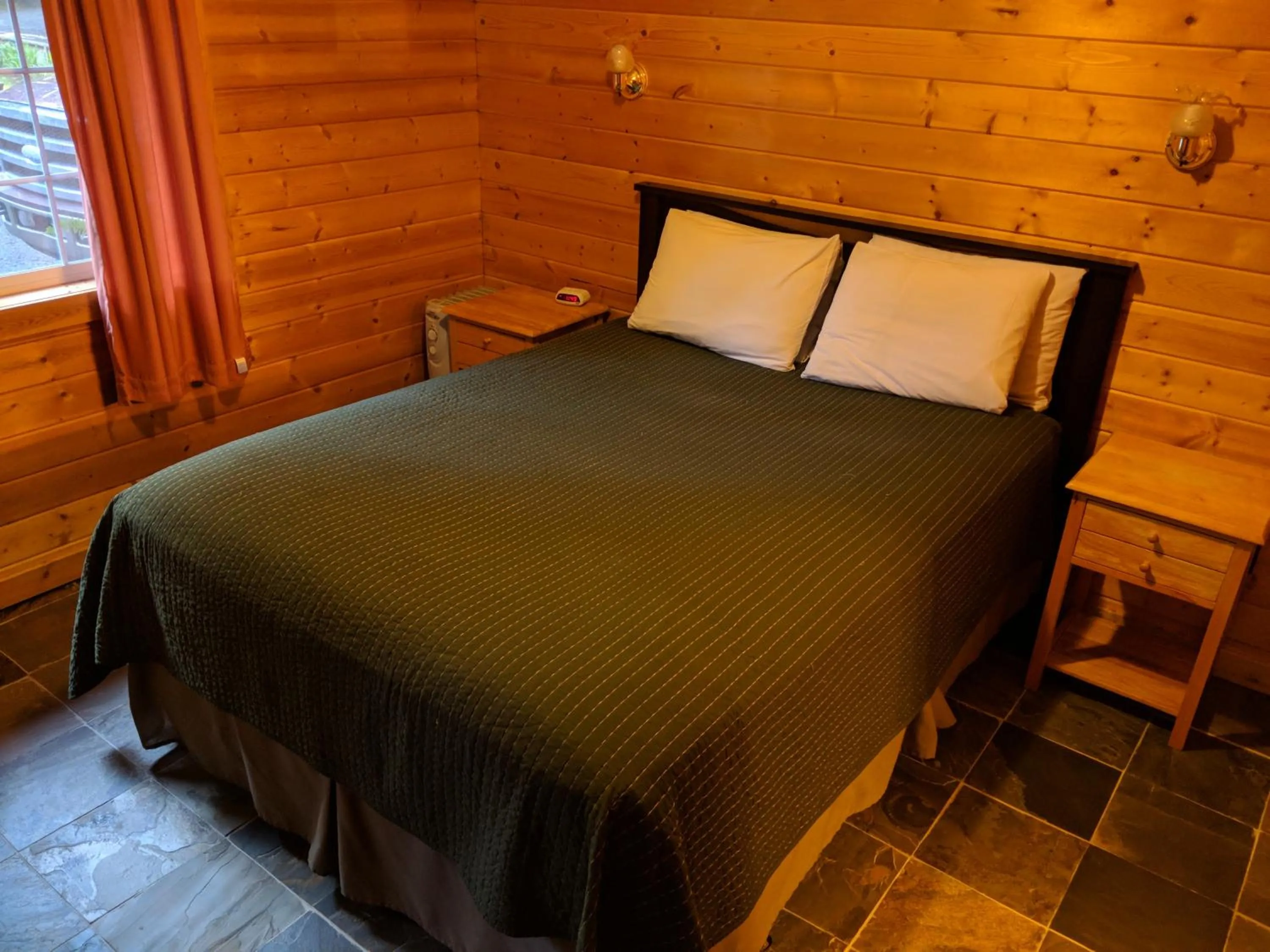 Bedroom, Bed in Emerald Forest Cabins