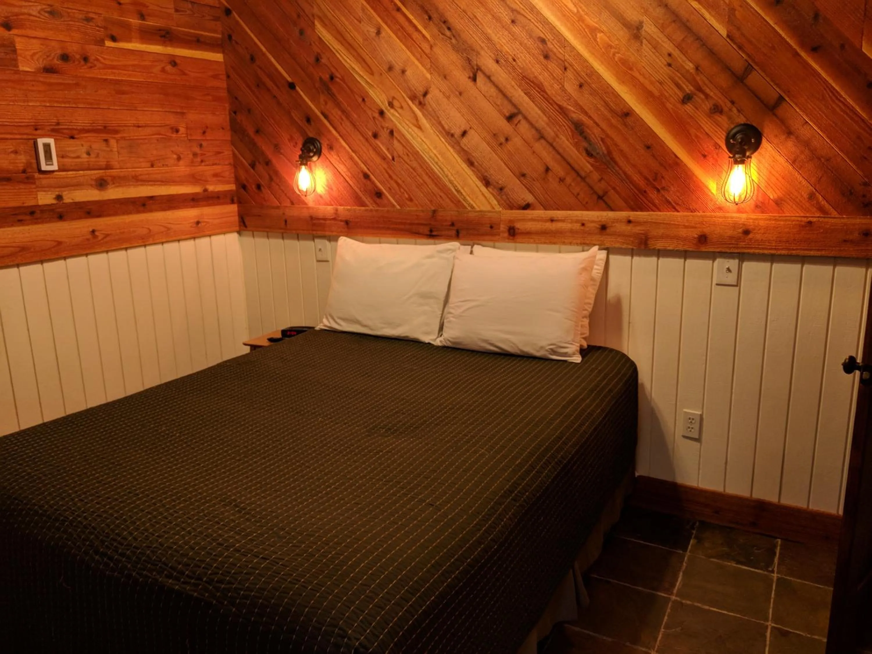 Bedroom, Bed in Emerald Forest Cabins