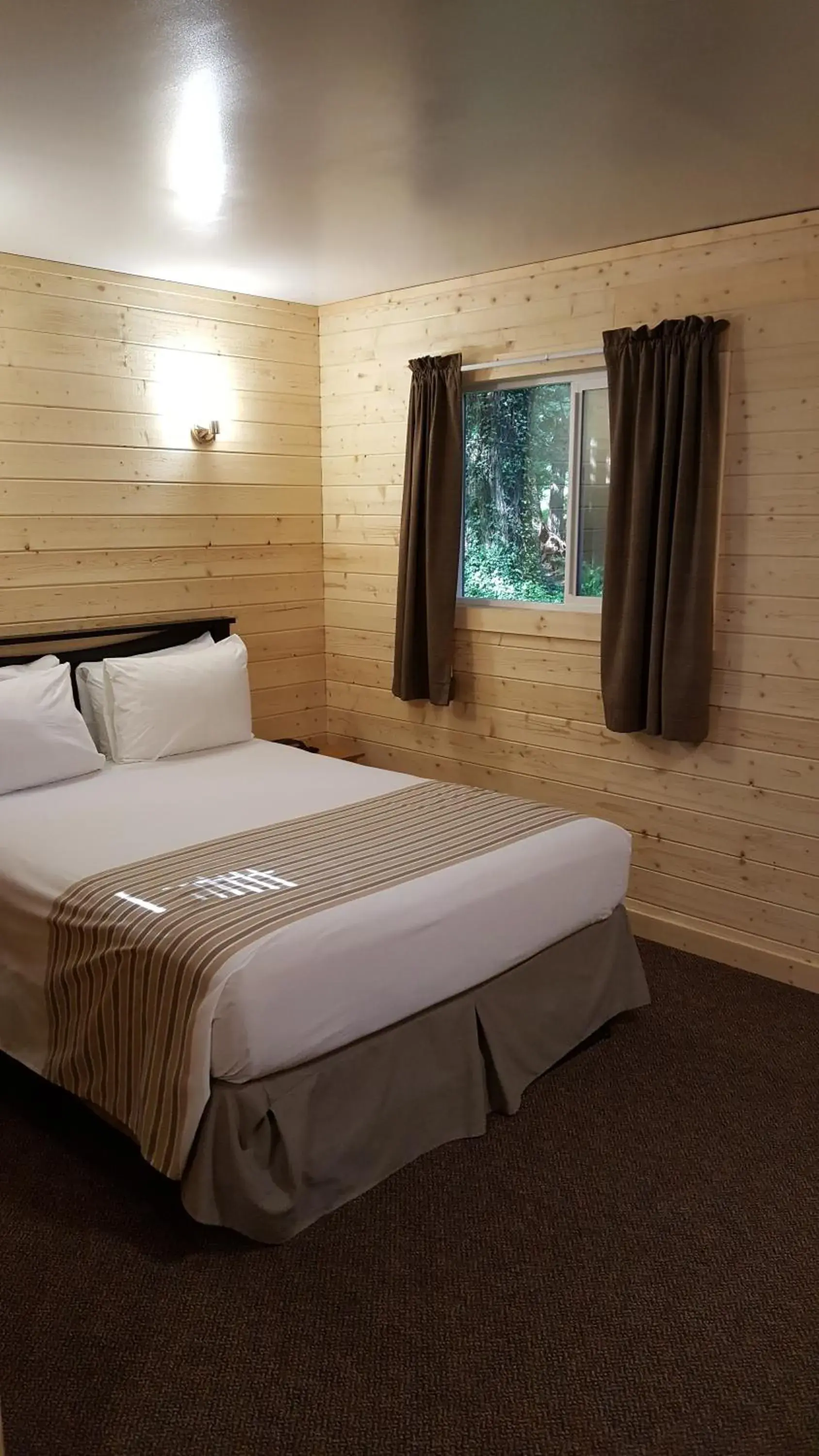Deluxe Double Room with Shower (No Pets Allowed) in Emerald Forest Cabins Deluxe Double Room with Shower (No Pets Allowed) in Emerald Forest Cabins