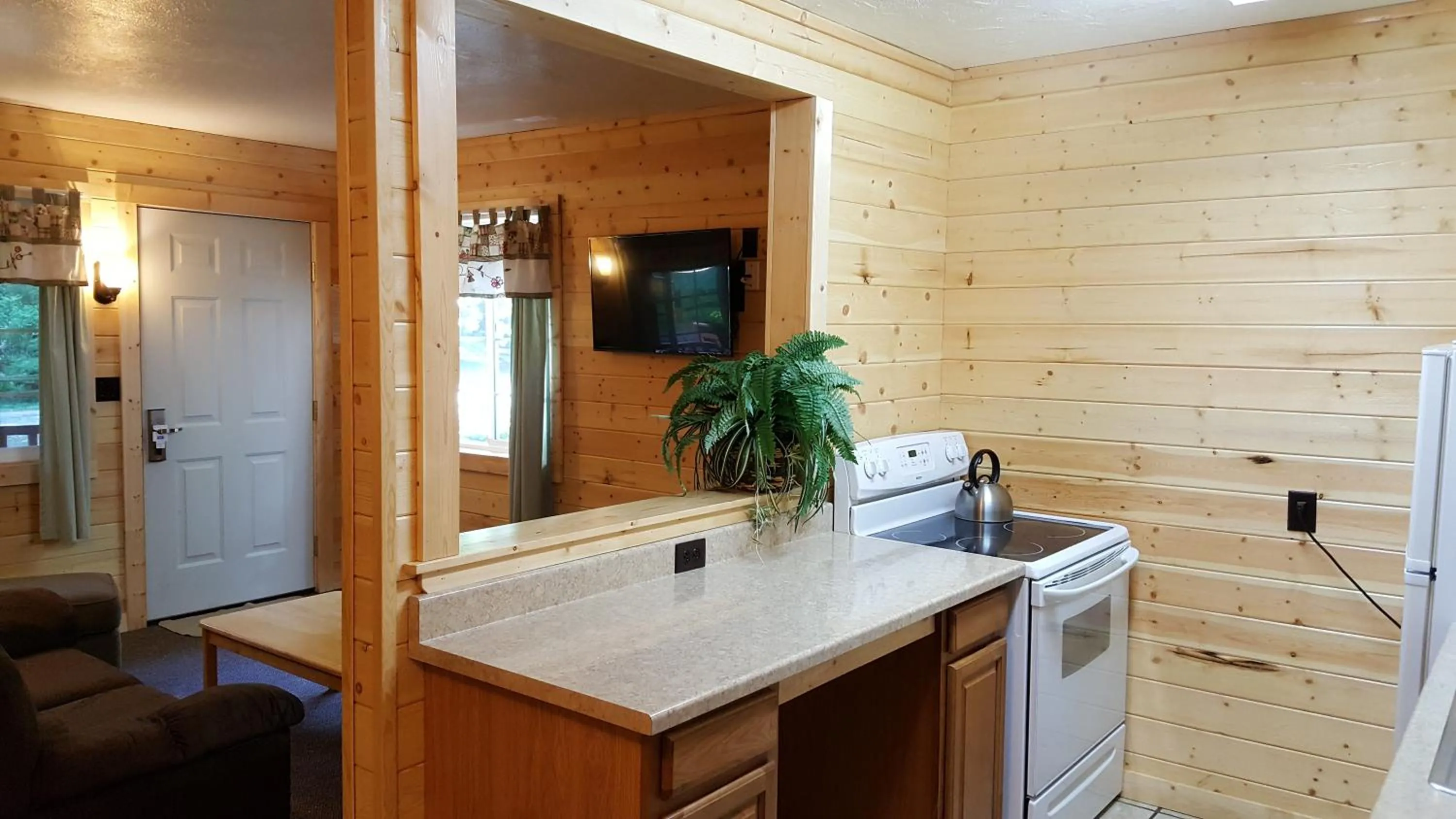 Dining area in Emerald Forest Cabins