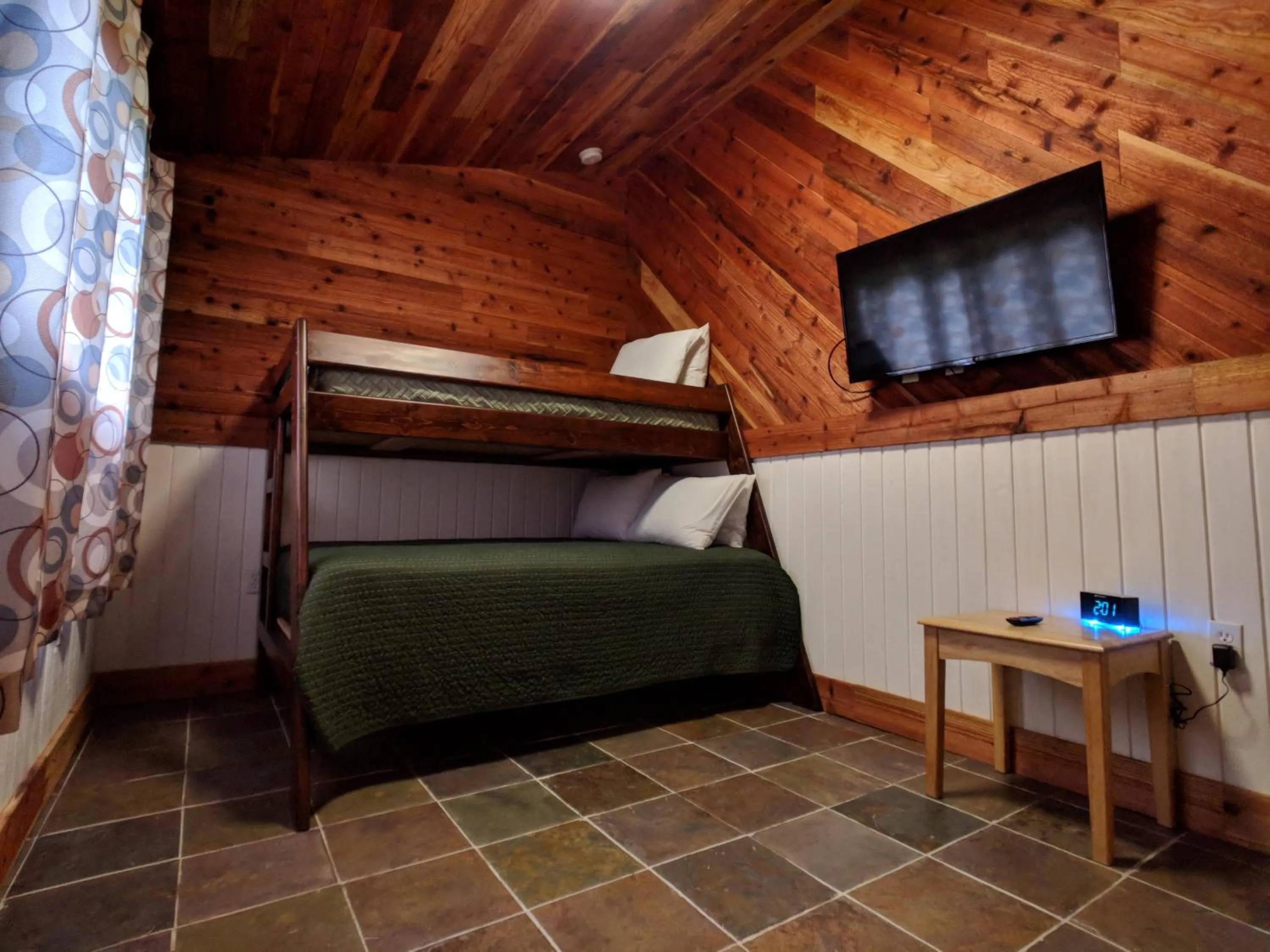 TV and multimedia, Bed in Emerald Forest Cabins