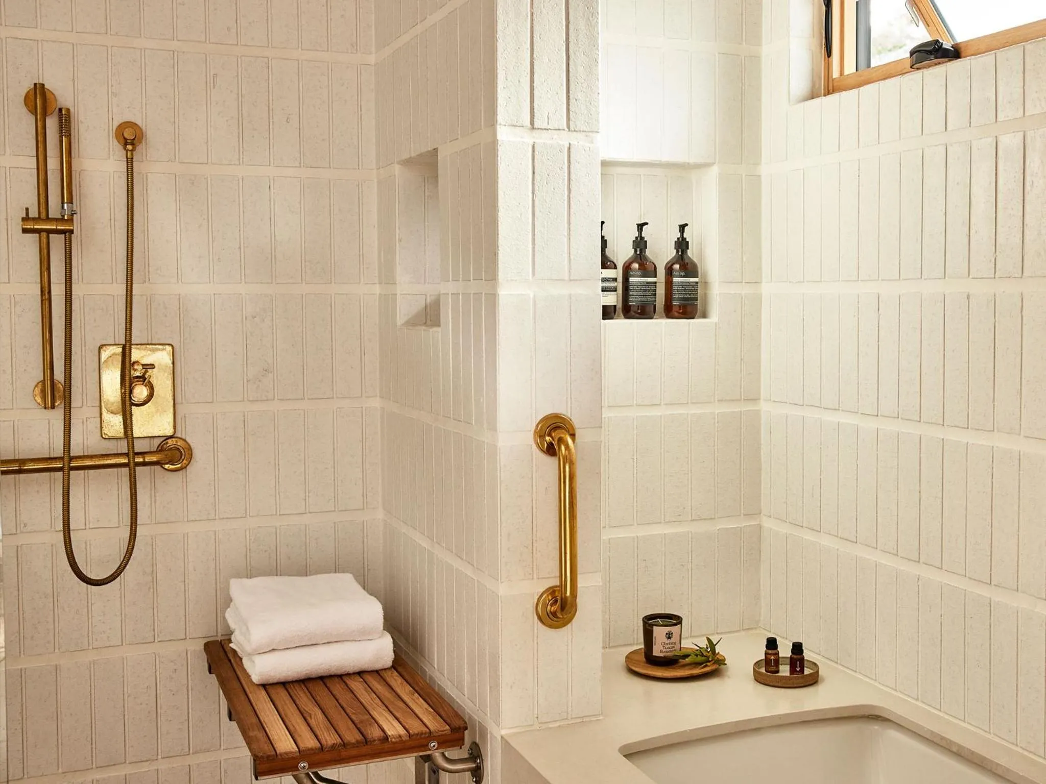 Public Bath in Hotel June Malibu