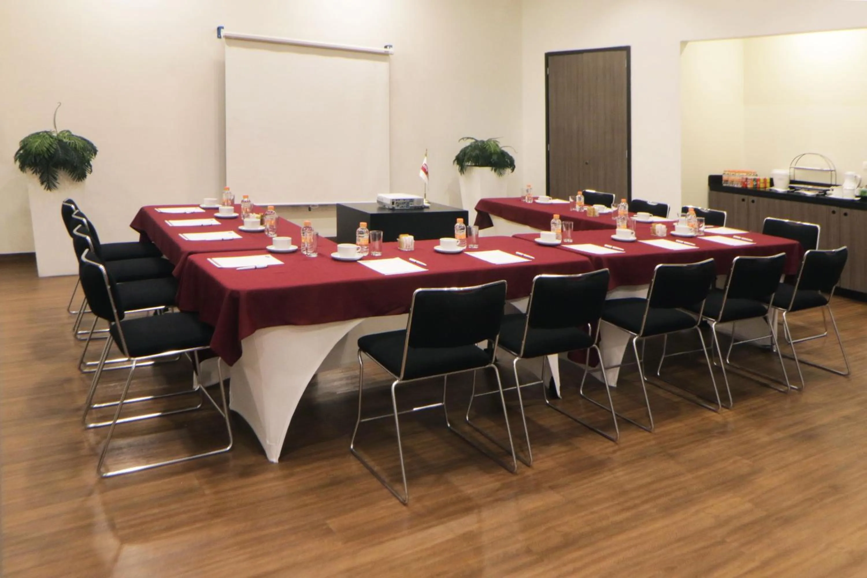 Meeting/conference room in City Express Suites by Marriott Tijuana Rio