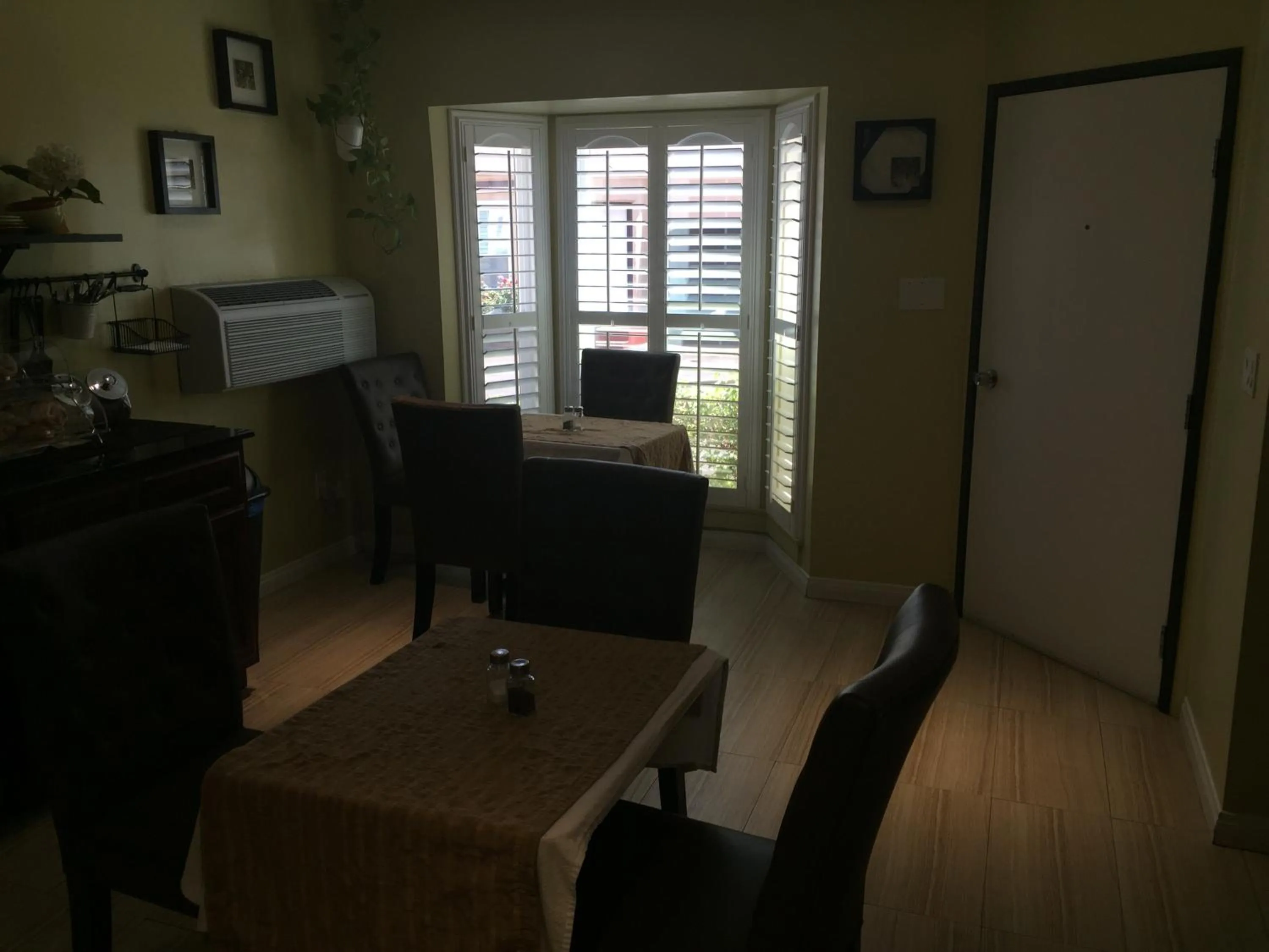 Restaurant/places to eat in El Royale Hotel - Near Universal Studios Hollywood