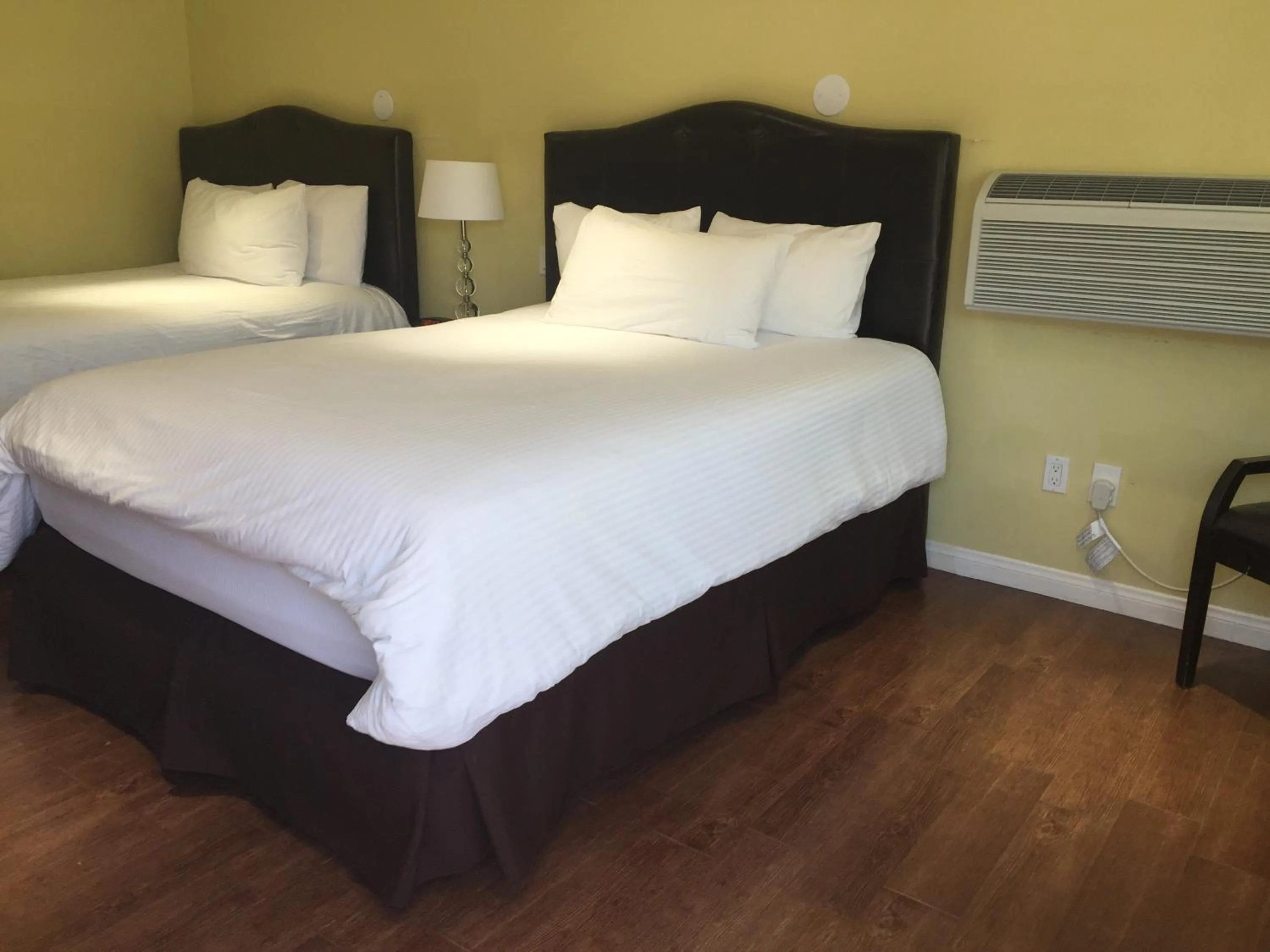 Bed in El Royale Hotel - Near Universal Studios Hollywood