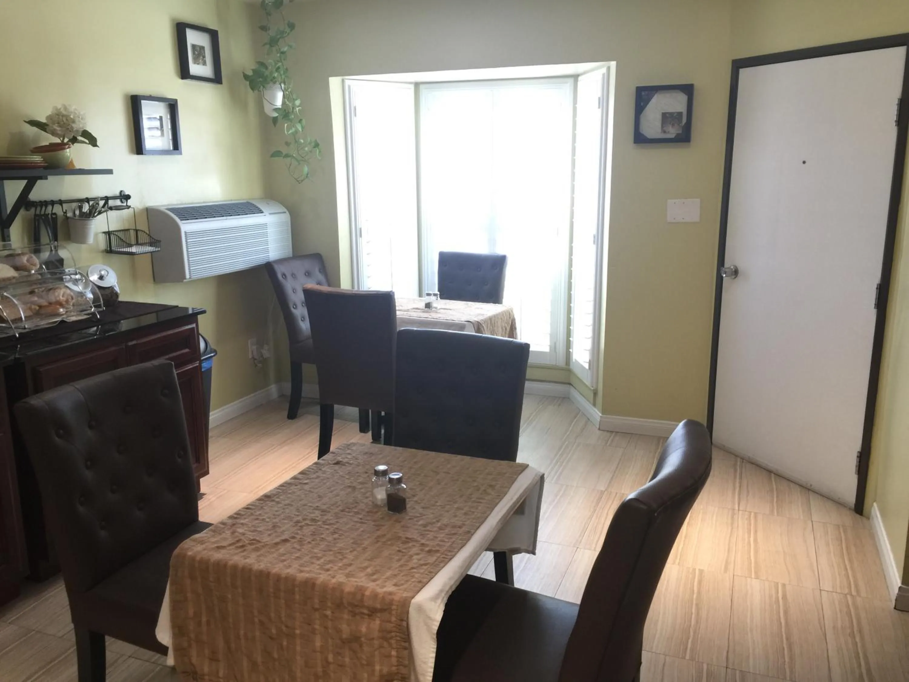 Restaurant/places to eat in El Royale Hotel - Near Universal Studios Hollywood