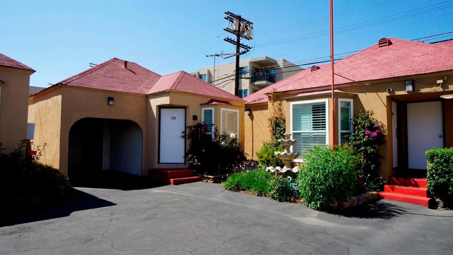 Property building in El Royale Hotel - Near Universal Studios Hollywood