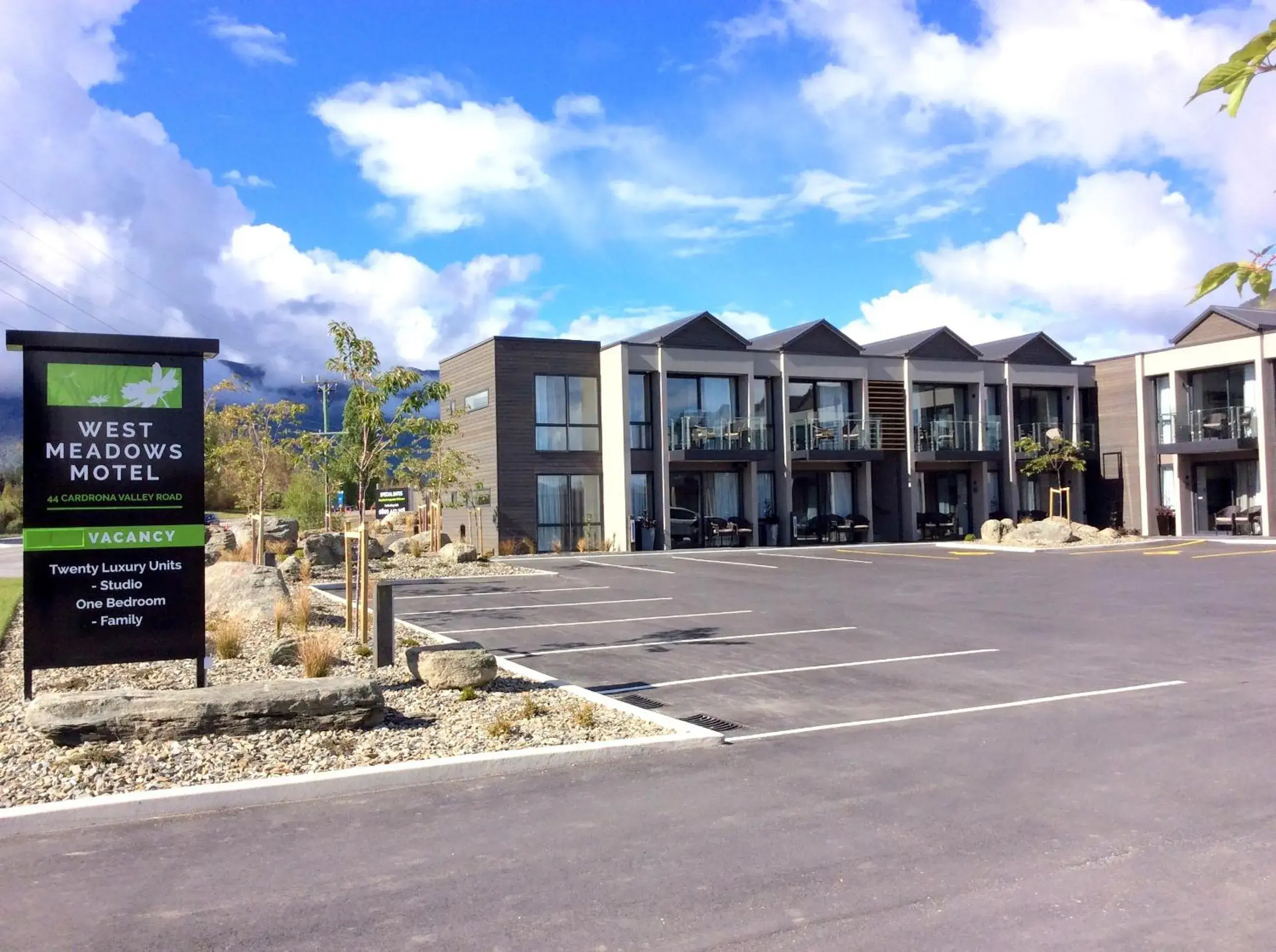 Facade/entrance in West Meadows of Wanaka Facade/entrance in West Meadows of Wanaka