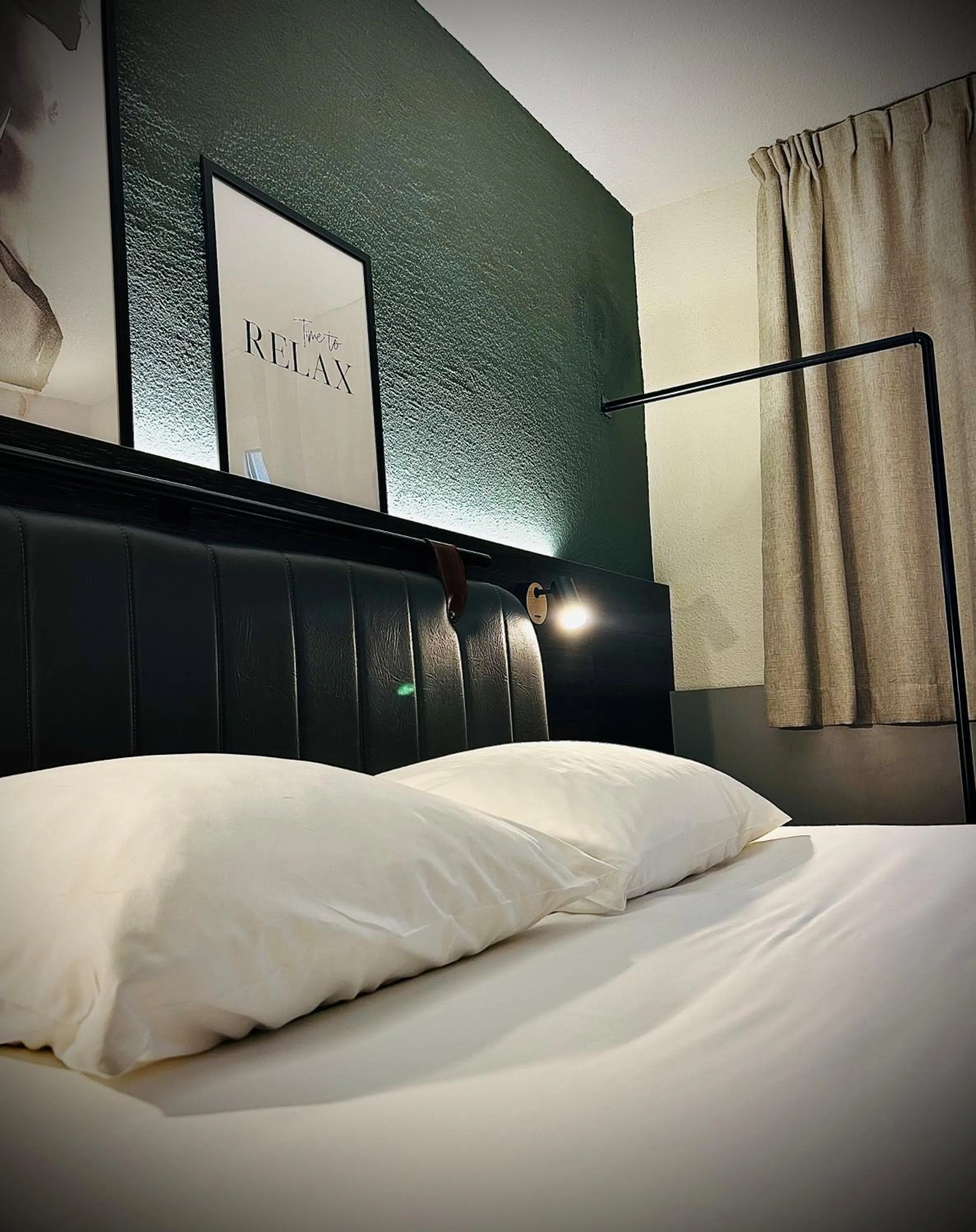 Photo of the whole room, Bed in Tulip Inn Beaune