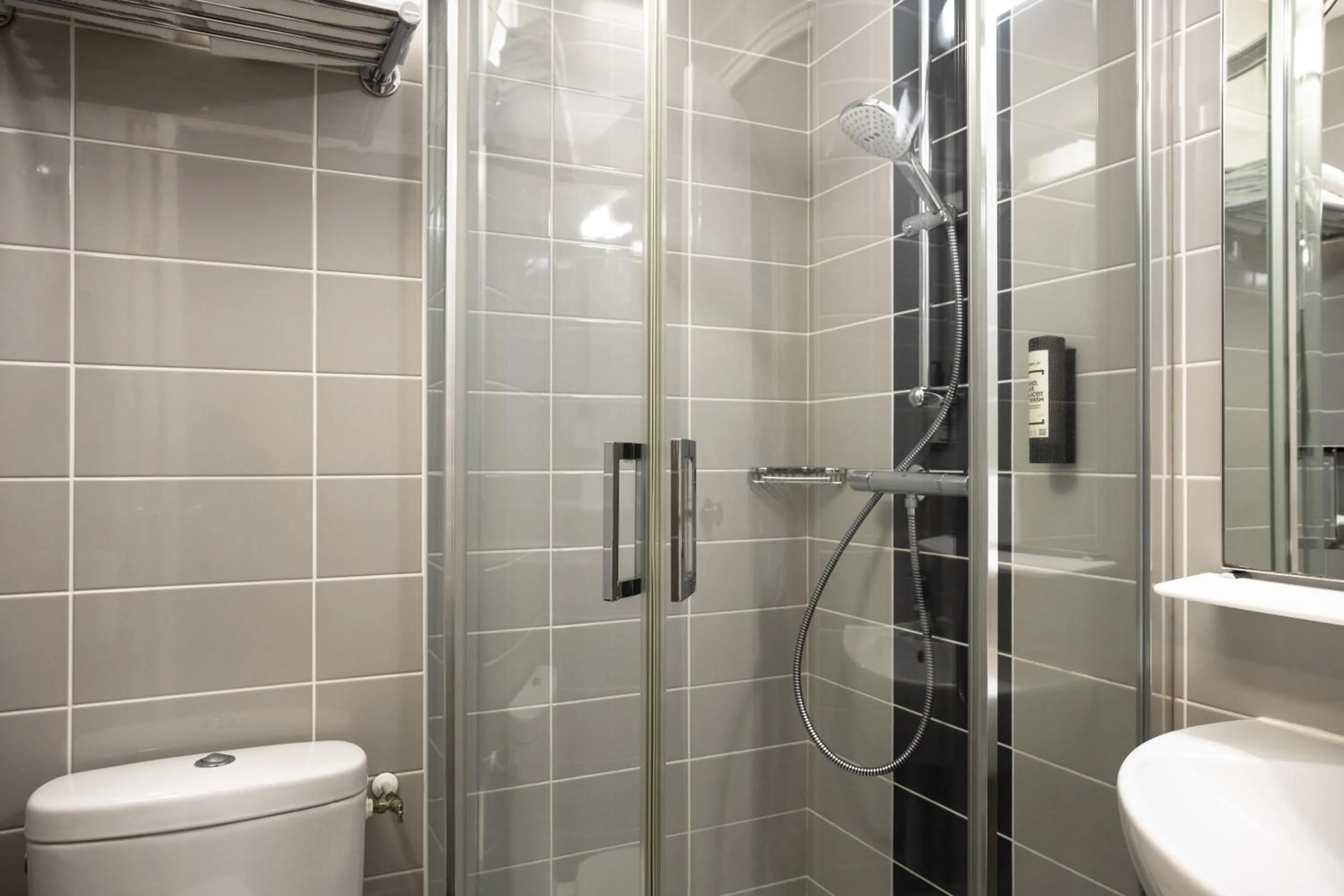 Bathroom in Tulip Inn Beaune