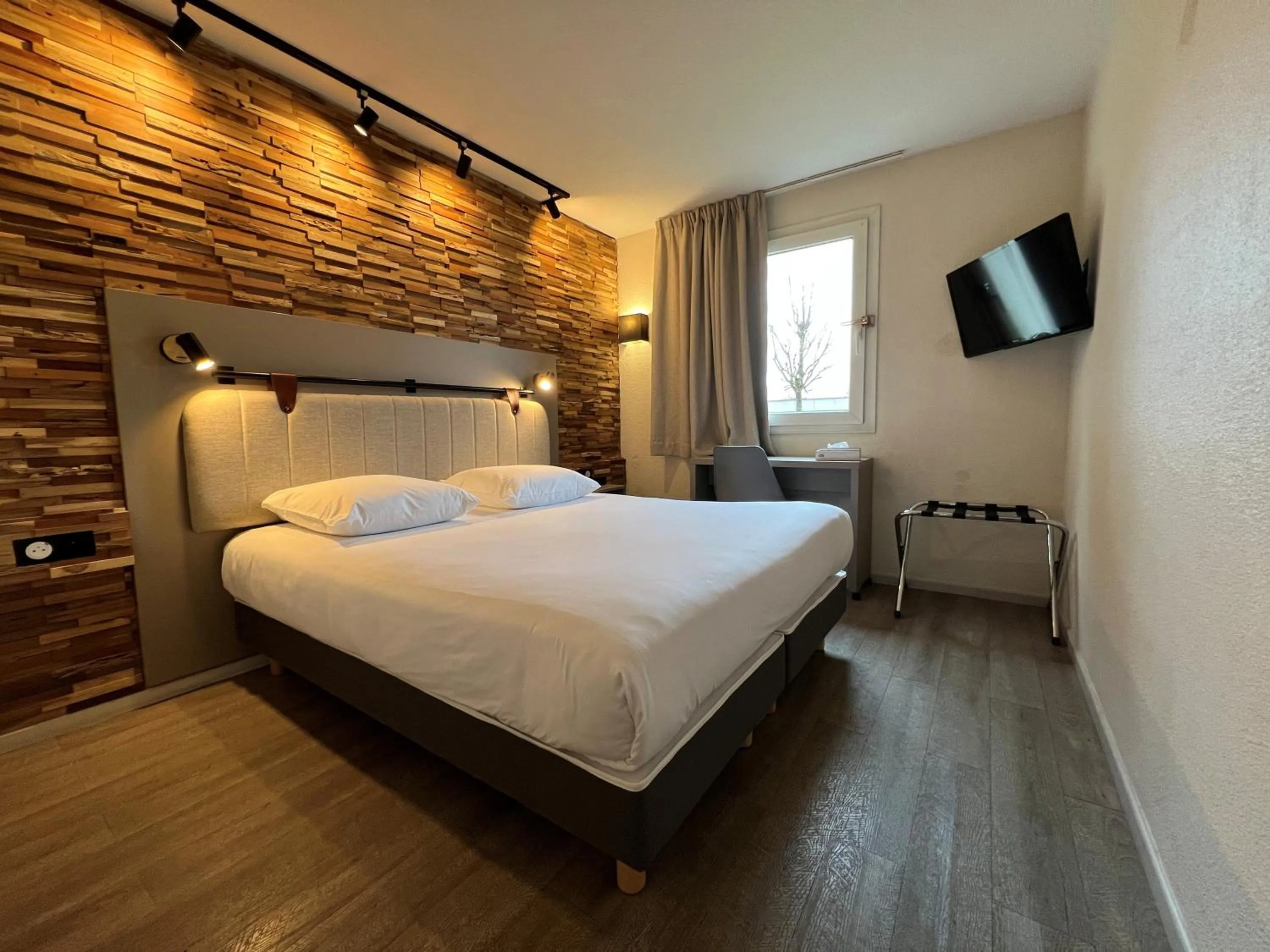 Photo of the whole room, Bed in Tulip Inn Beaune