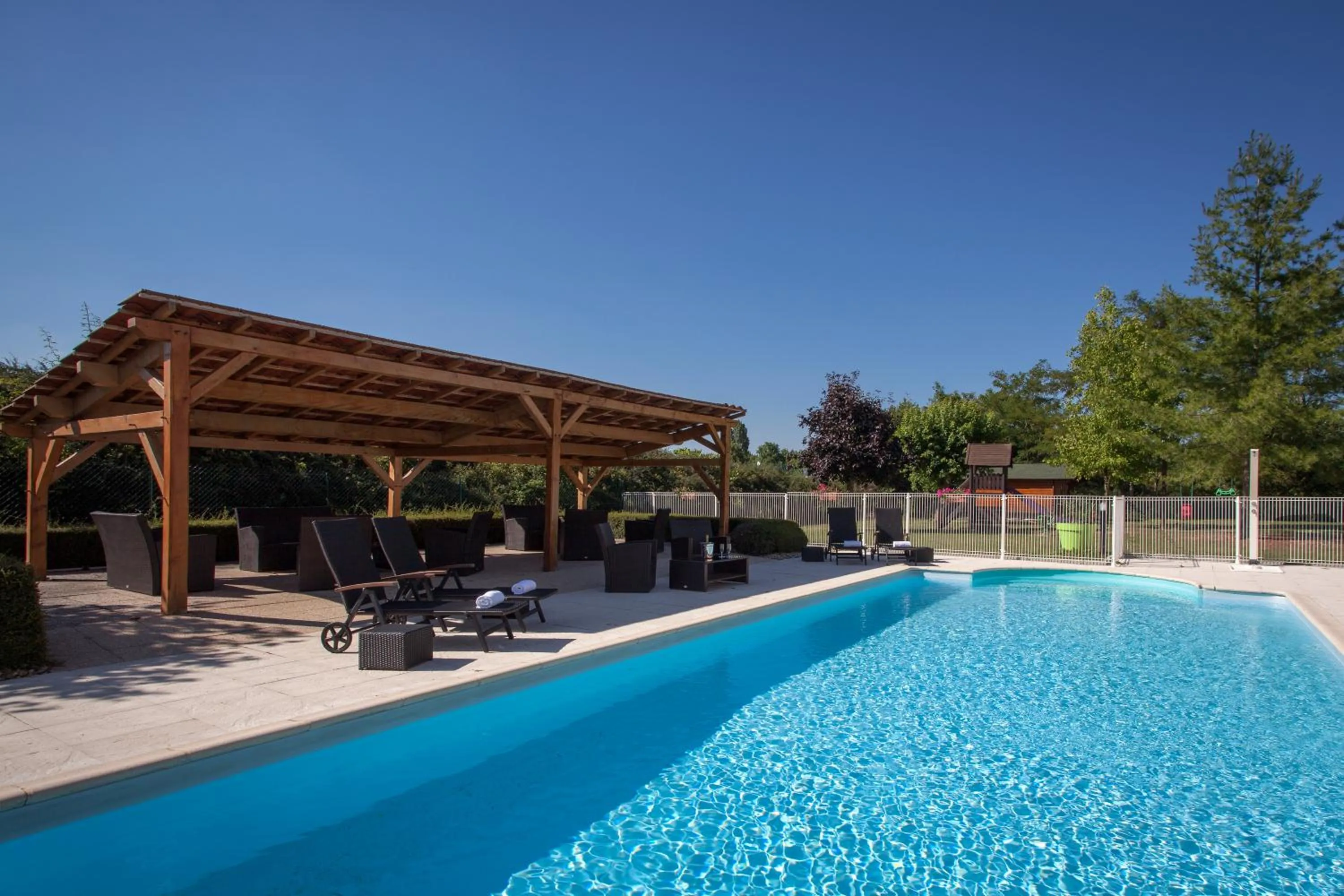 Swimming pool in Tulip Inn Beaune