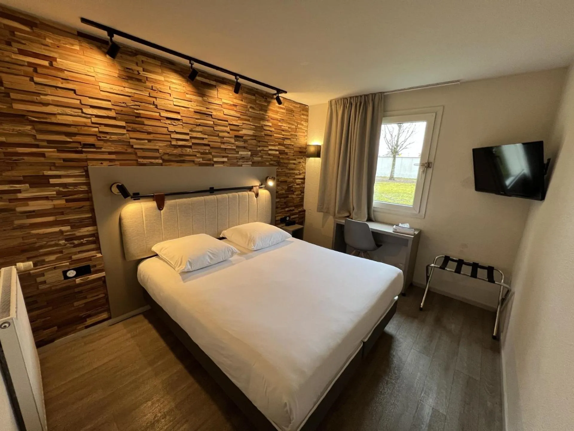 Photo of the whole room, Bed in Tulip Inn Beaune