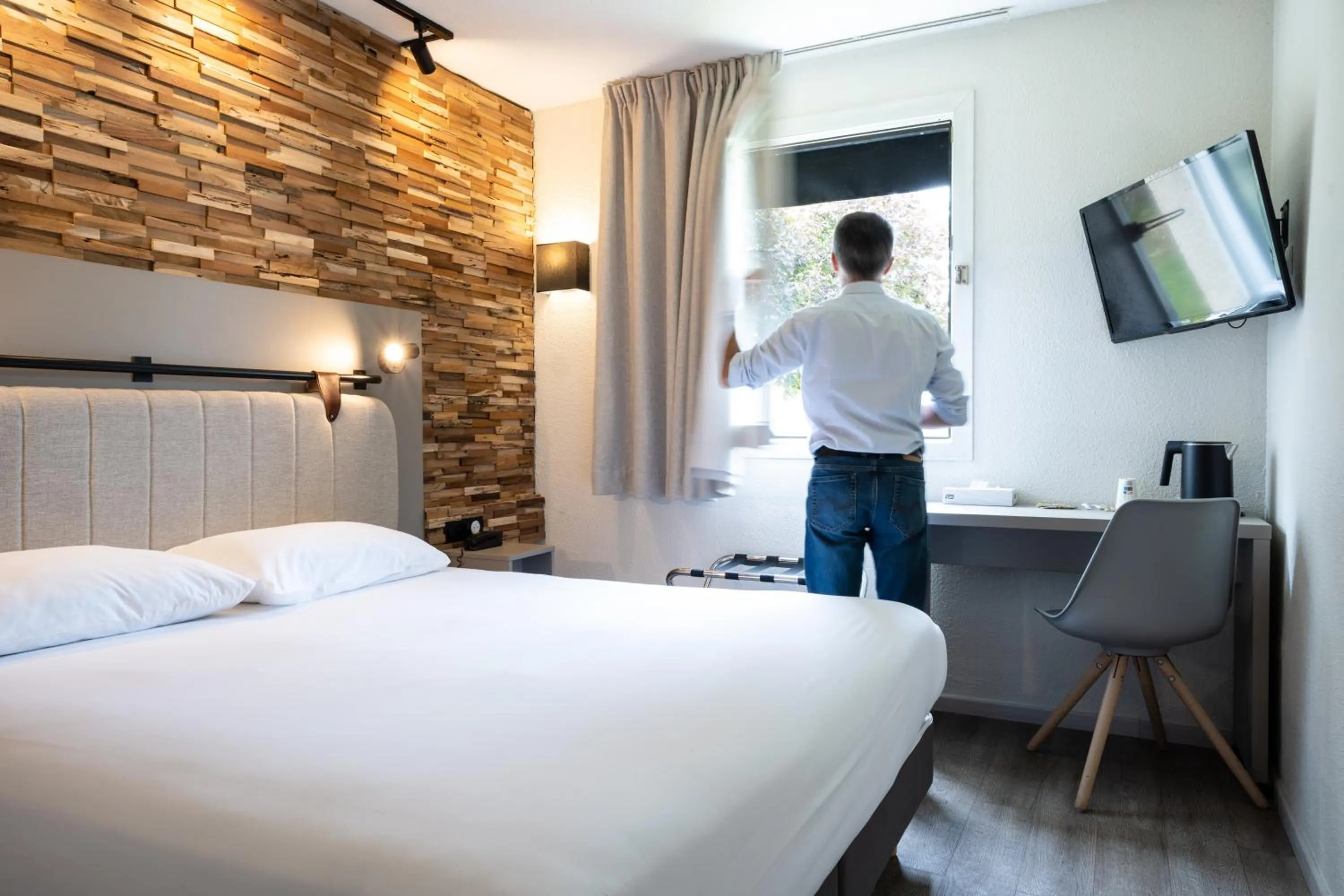 Photo of the whole room, Bed in Tulip Inn Beaune