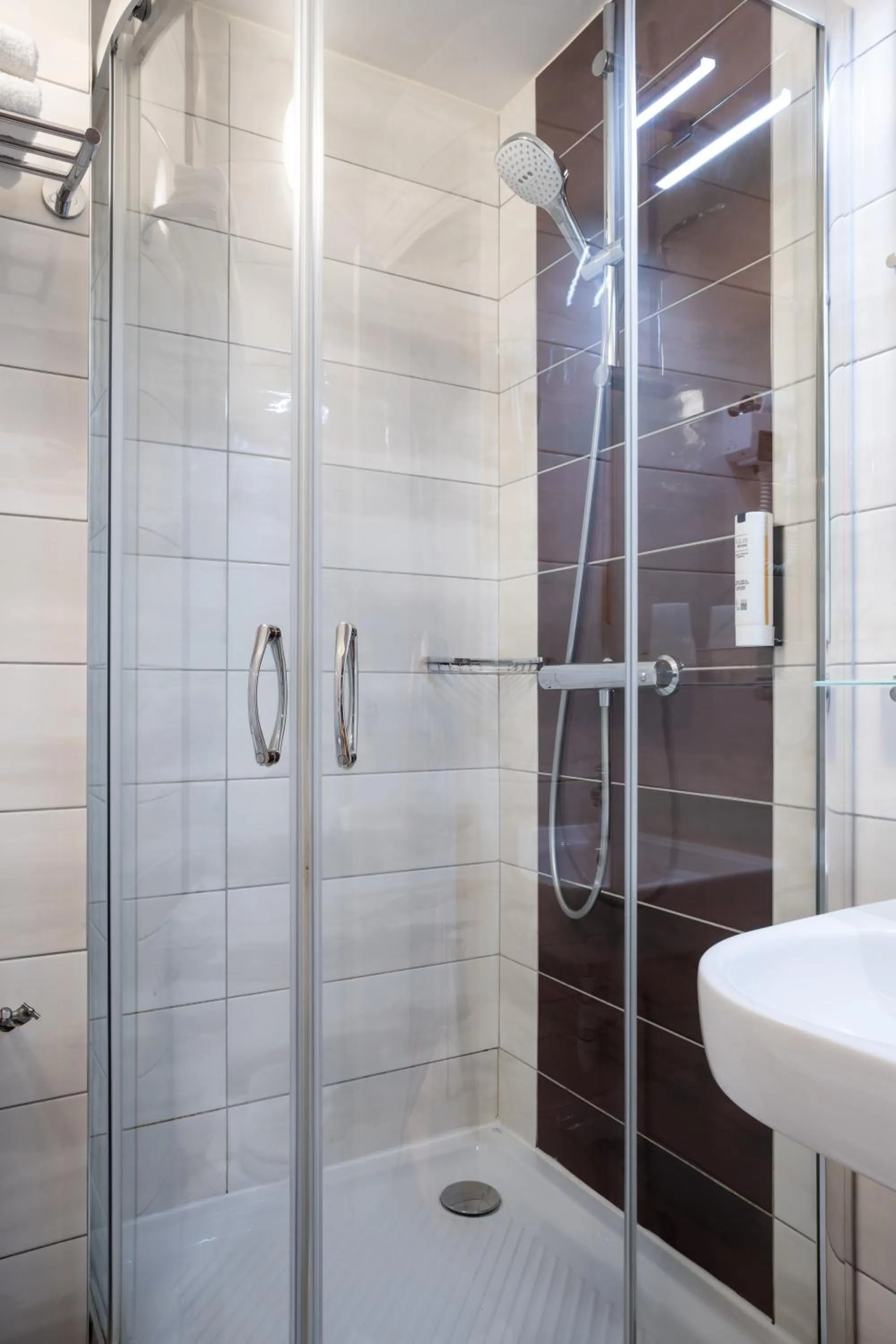 Shower in Tulip Inn Beaune