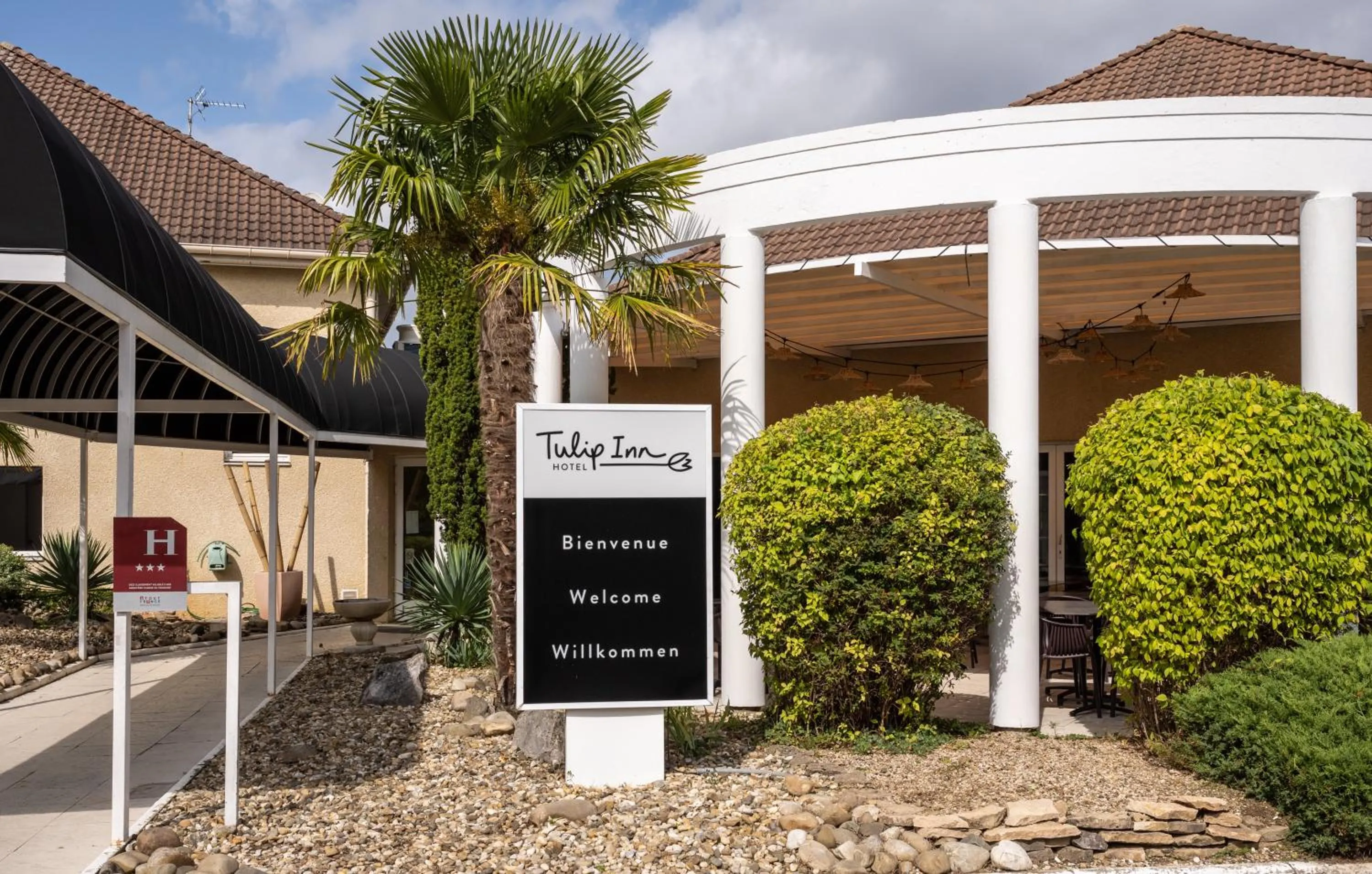 Facade/entrance in Tulip Inn Beaune