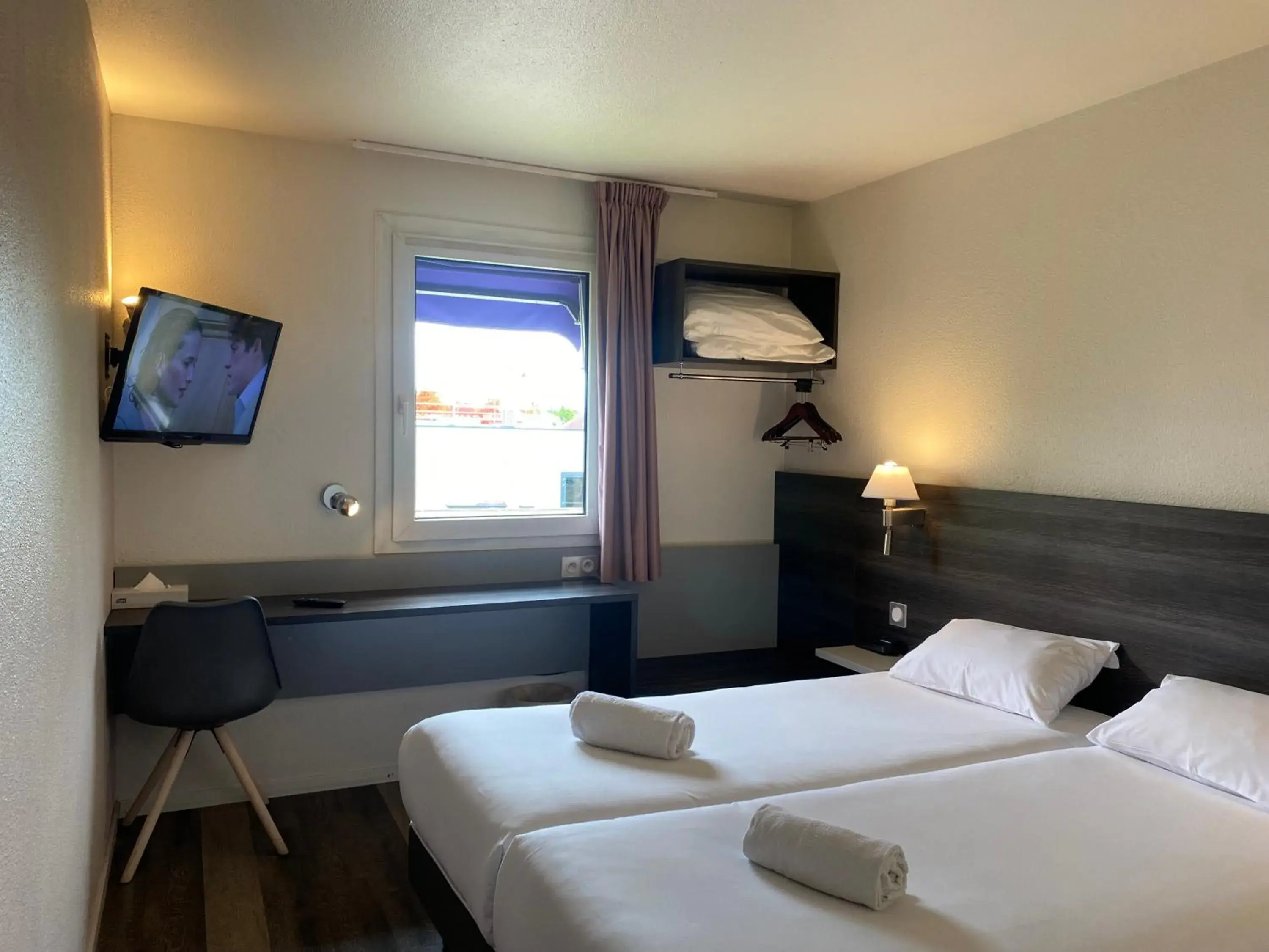 Twin Room in Hôtel Carline Beaune Twin Room in Hôtel Carline Beaune