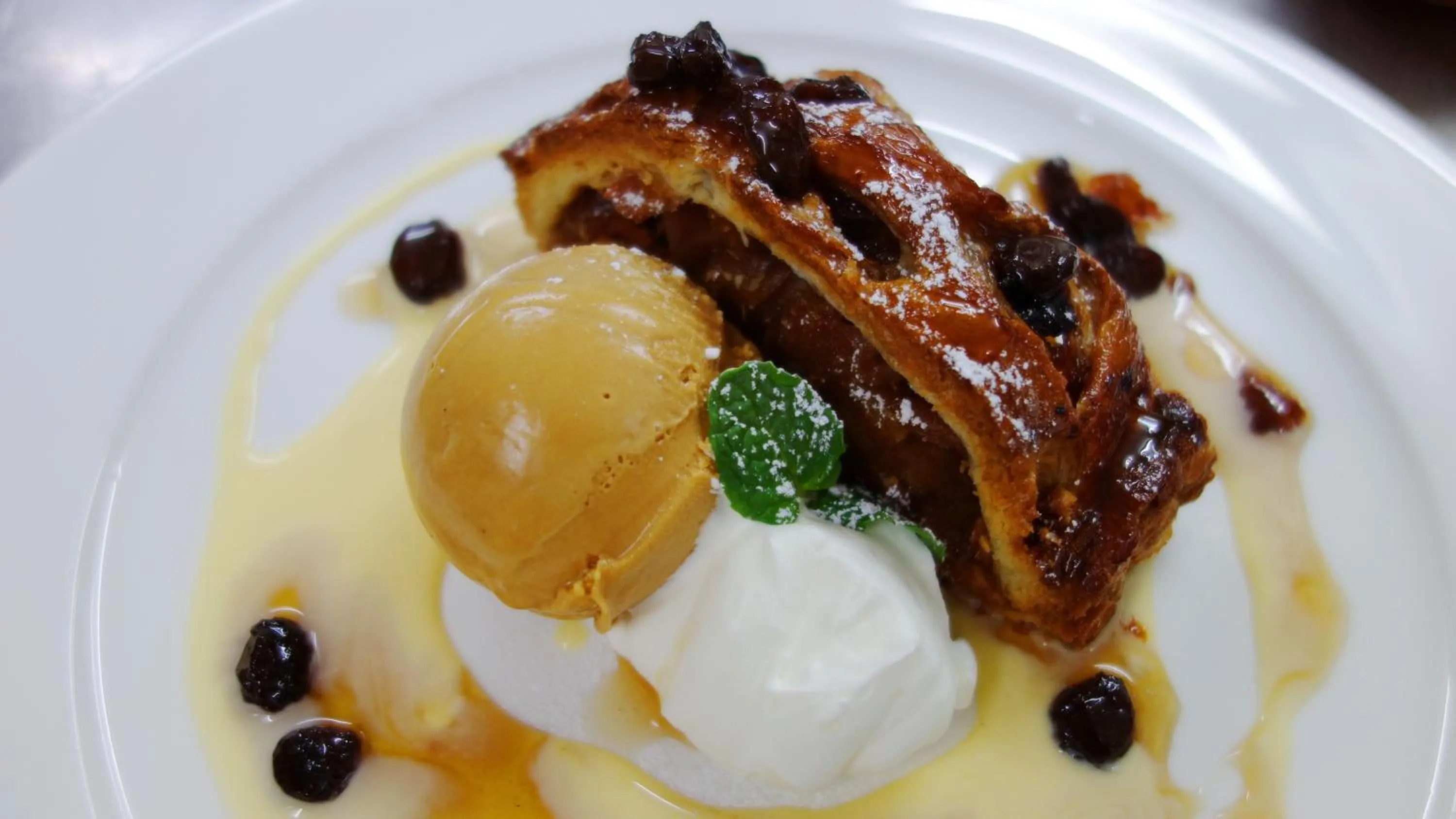 Food and drinks in Phoenix Hotel by HHG