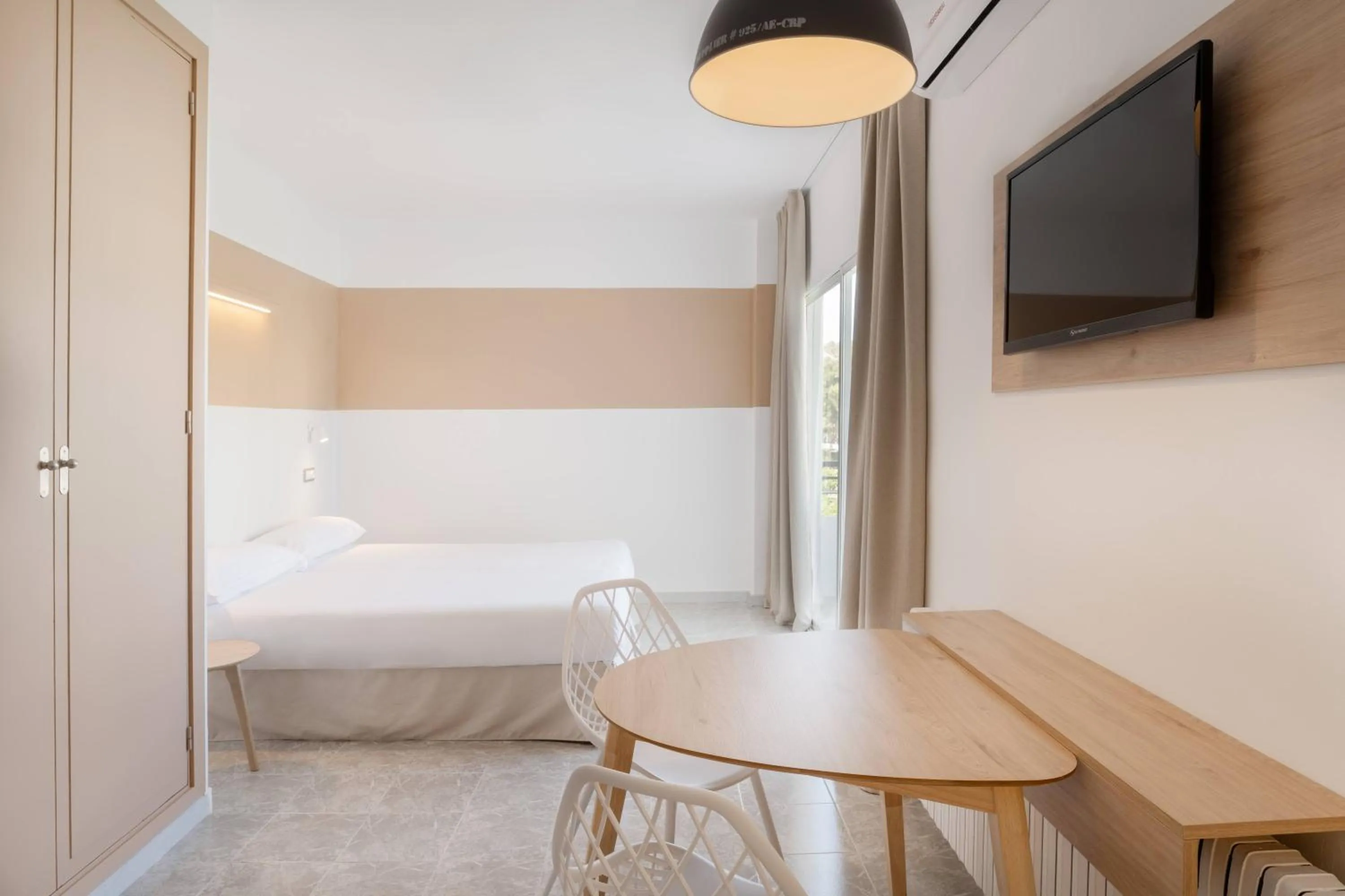 Property building, Bed in Sol Lunamar Palmanova Apartamentos - Adults Only