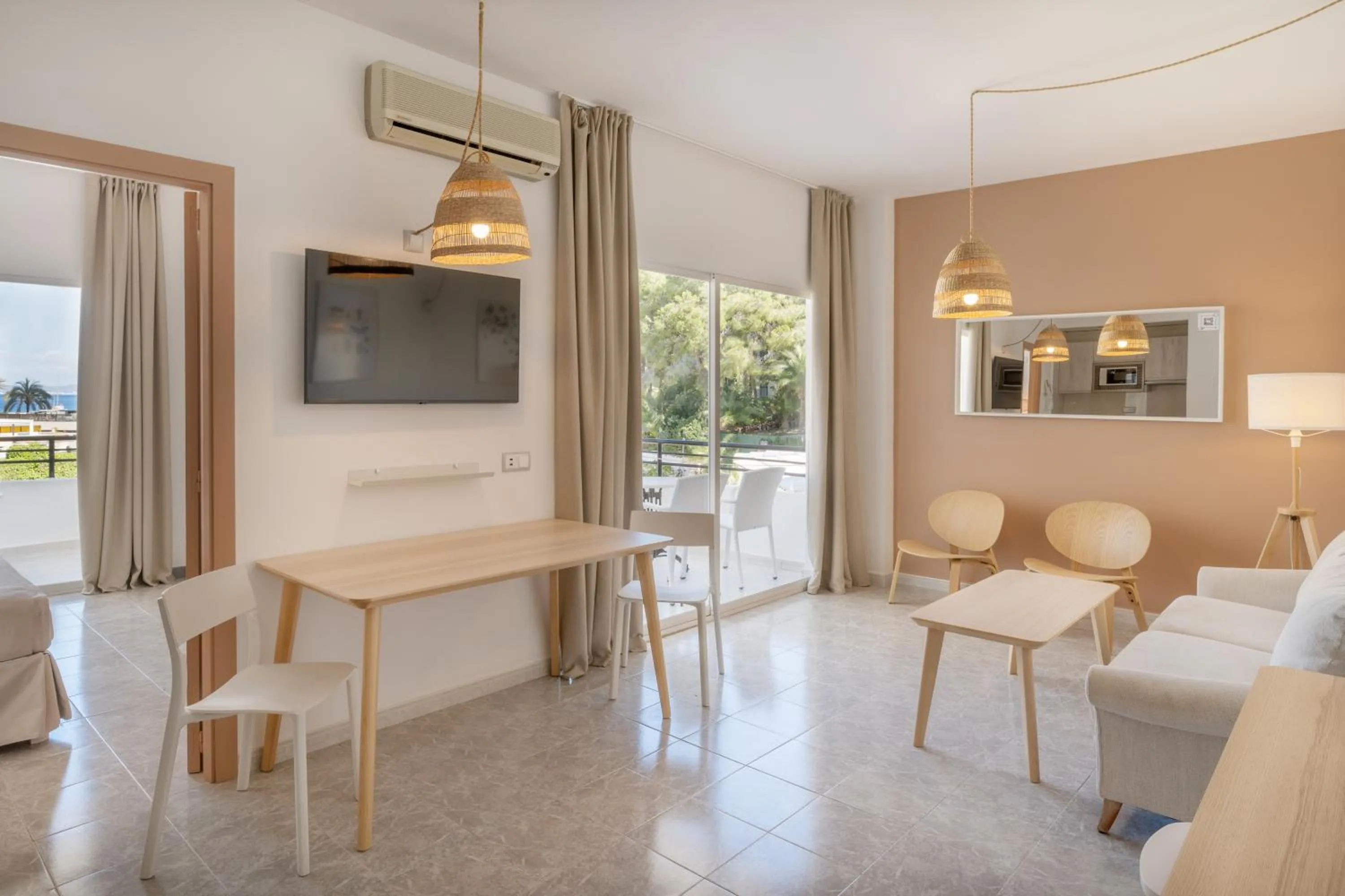 TV and multimedia in Sol Lunamar Palmanova Apartamentos - Adults Only