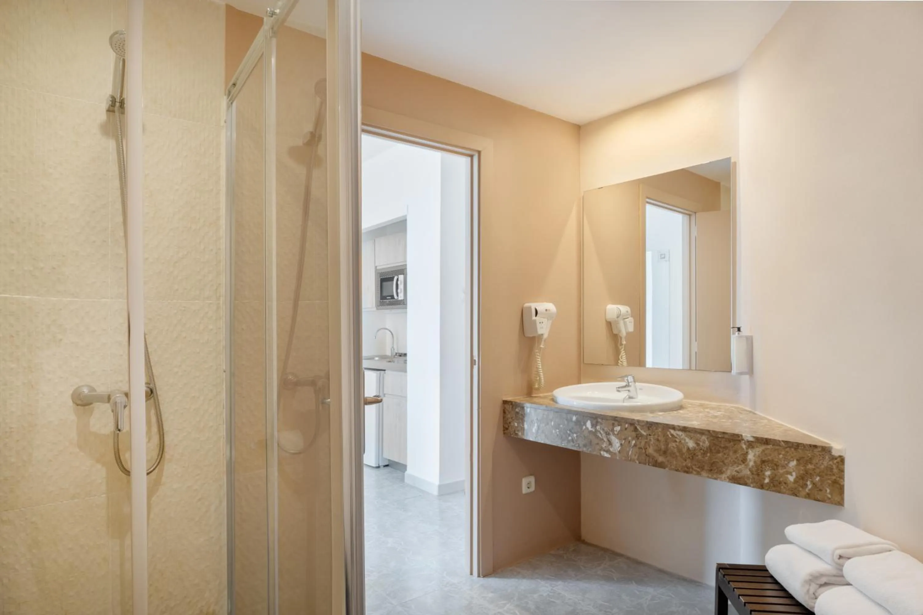 Shower in Sol Lunamar Palmanova Apartamentos - Adults Only