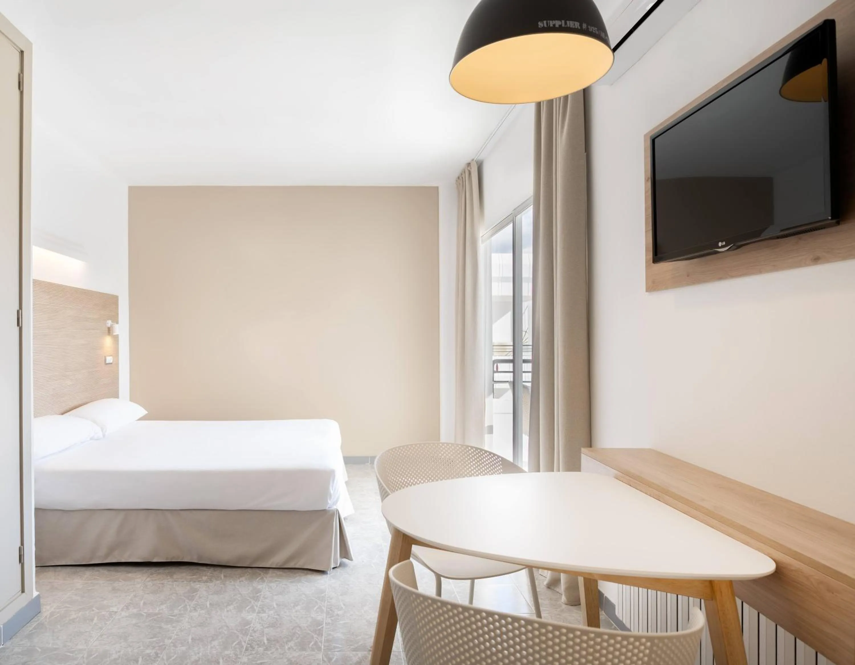 Property building, Bed in Sol Lunamar Palmanova Apartamentos - Adults Only