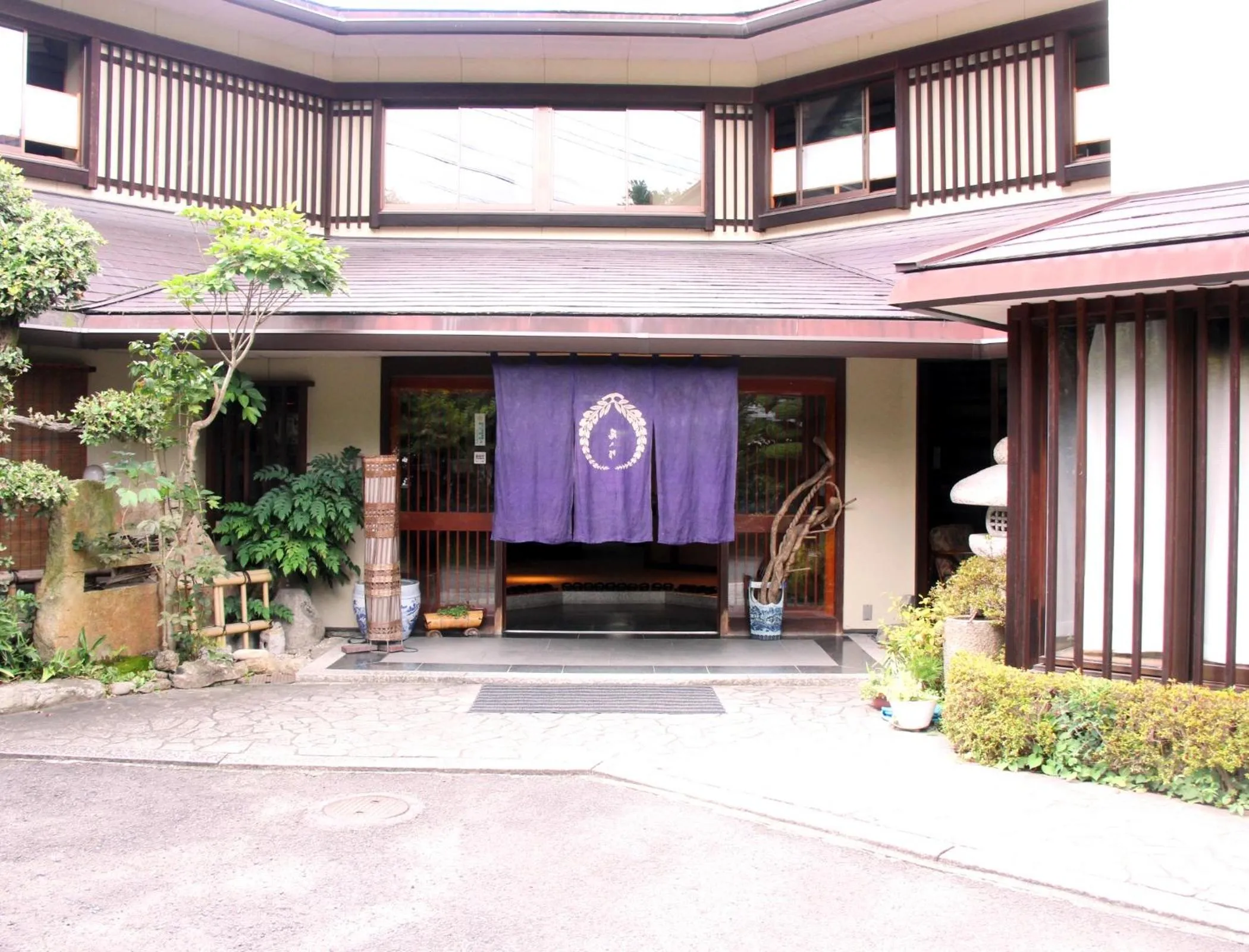 Facade/entrance in Ena Totaro