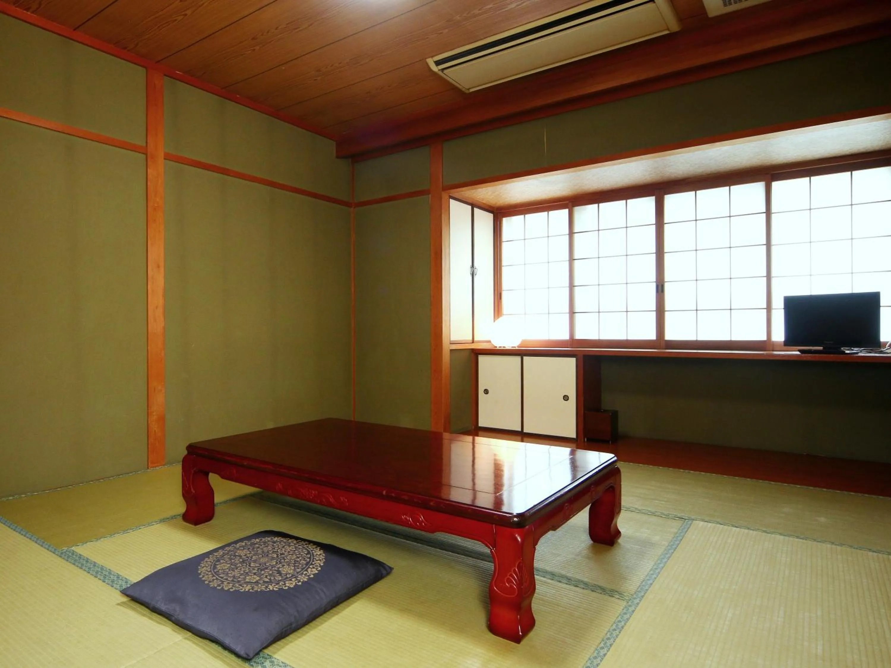 Photo of the whole room in Ena Totaro