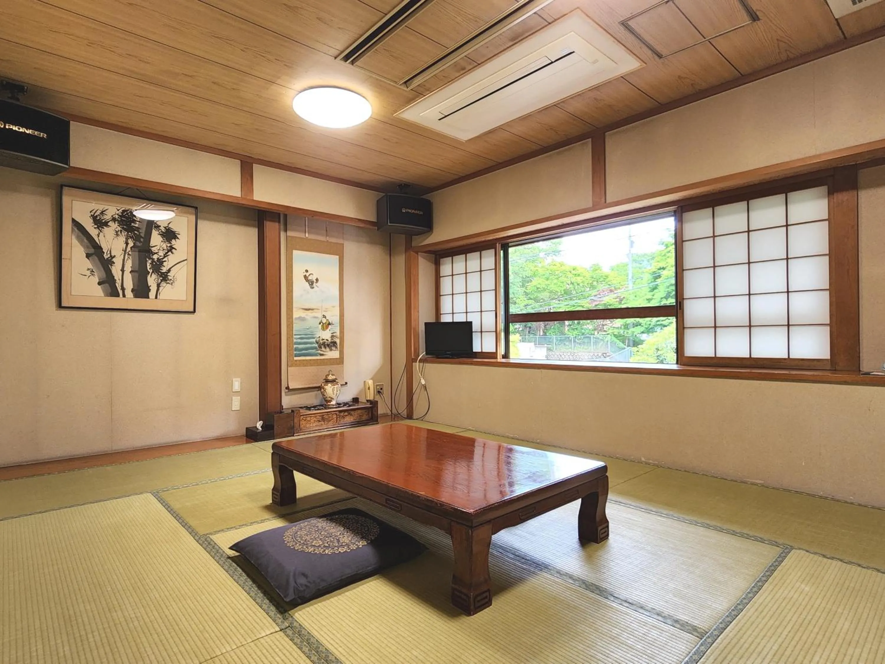 Photo of the whole room in Ena Totaro