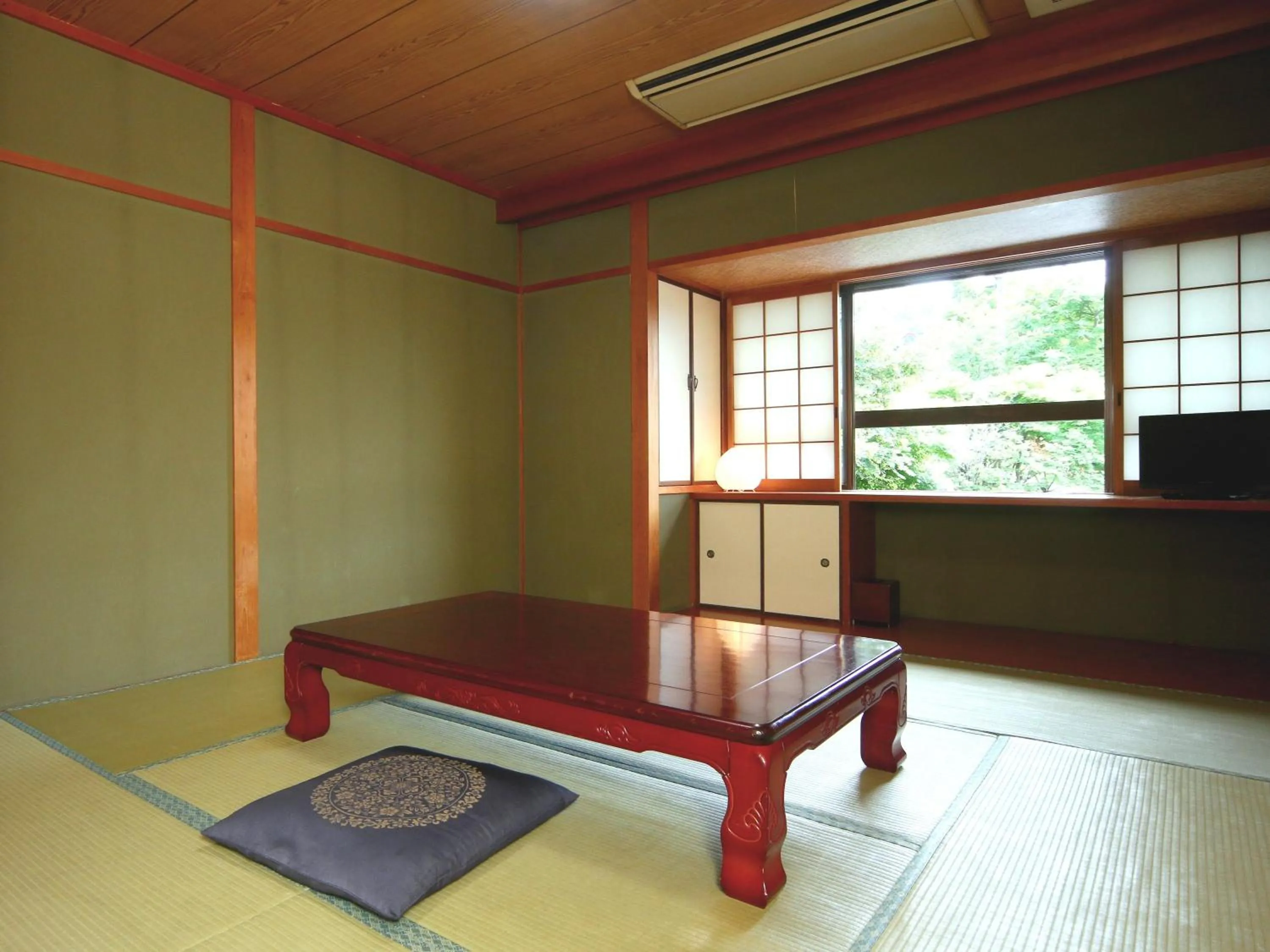 Photo of the whole room in Ena Totaro