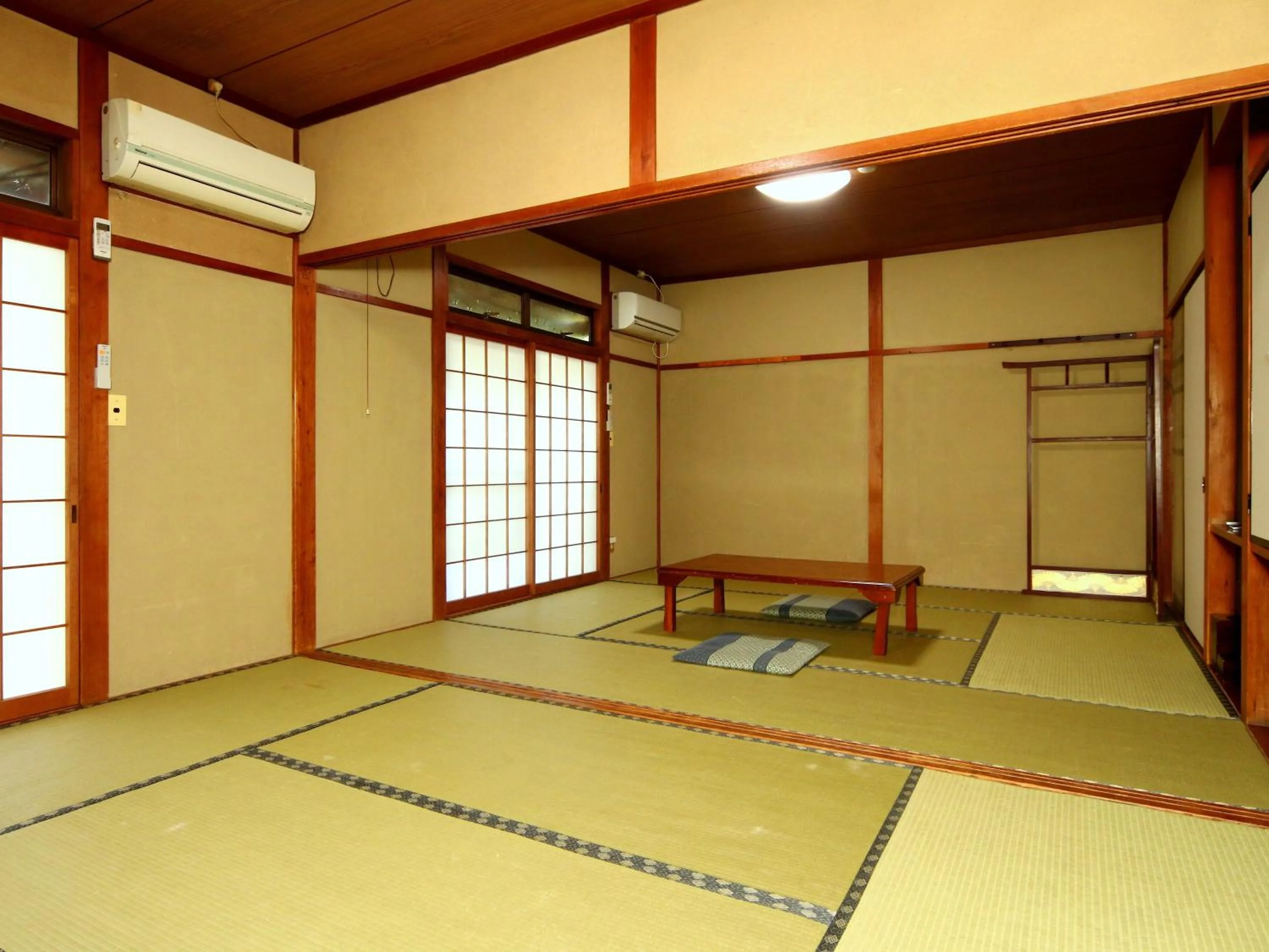 Photo of the whole room in Ena Totaro