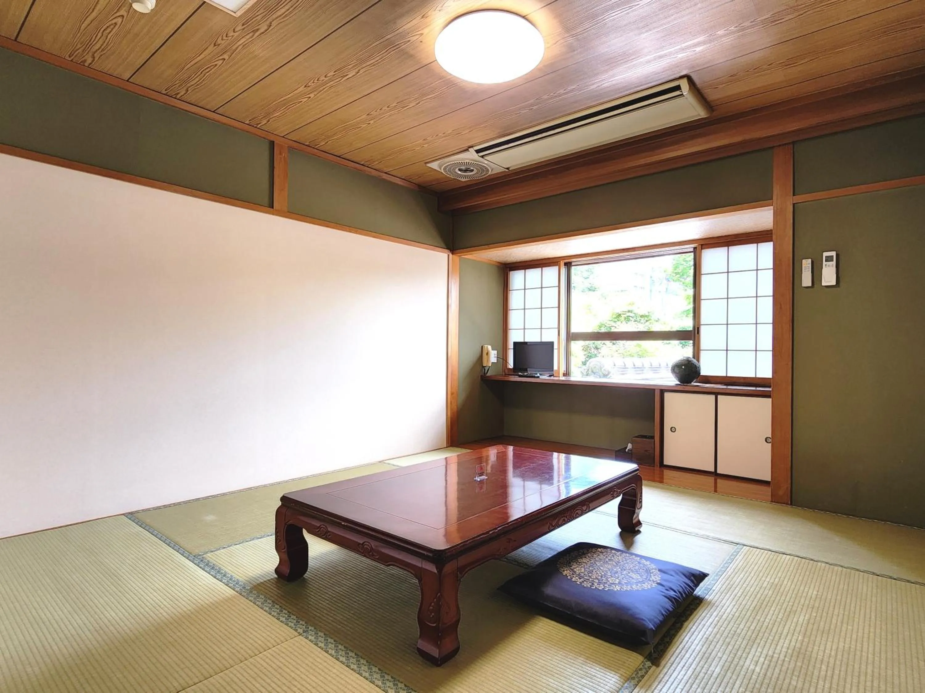 Photo of the whole room in Ena Totaro