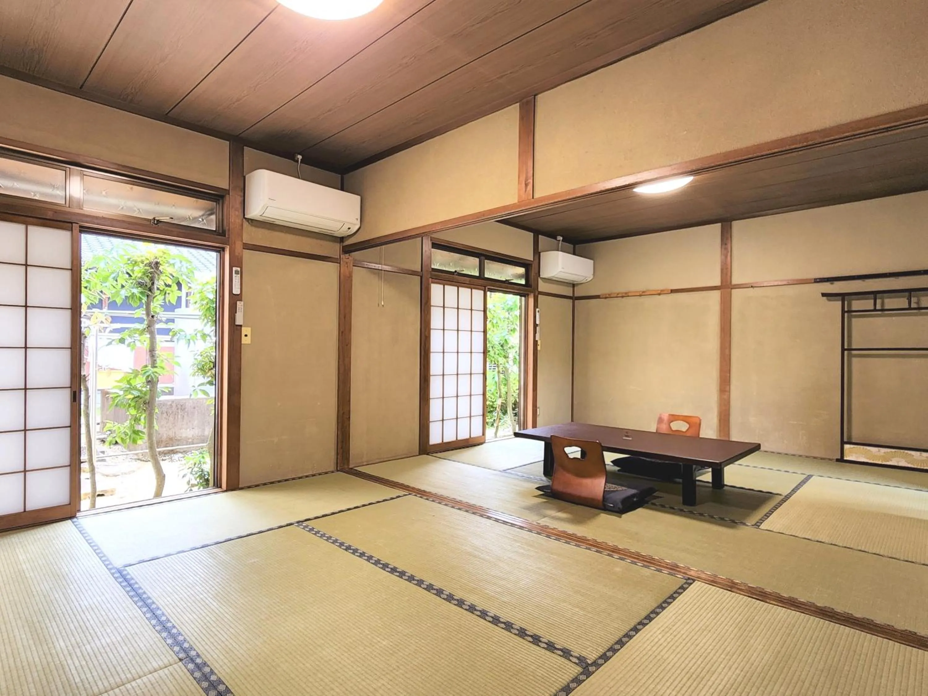 Photo of the whole room in Ena Totaro