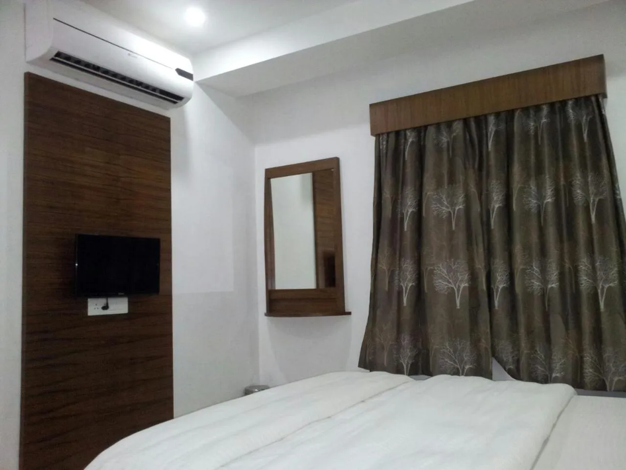 Bed in Hotel Apex Inn