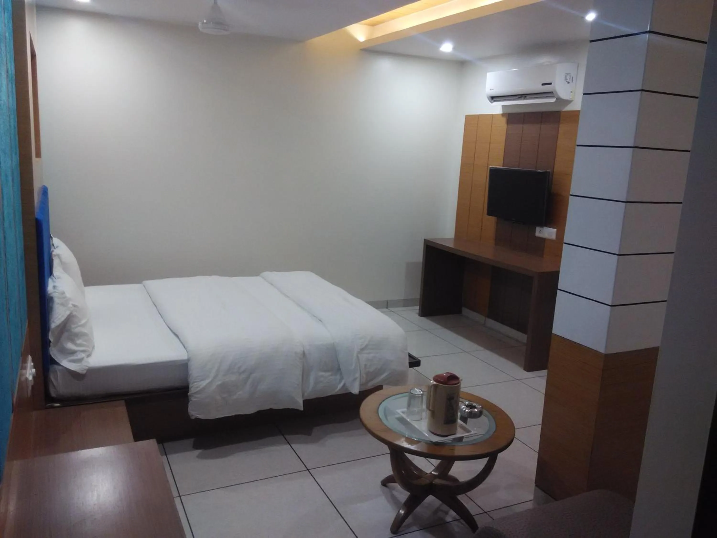 Bed in Hotel Apex Inn