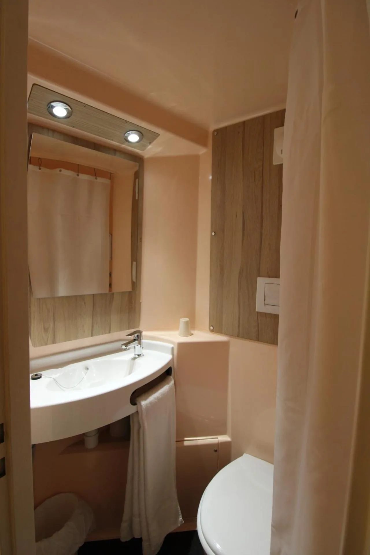 Toilet in Première Classe Melun Senart