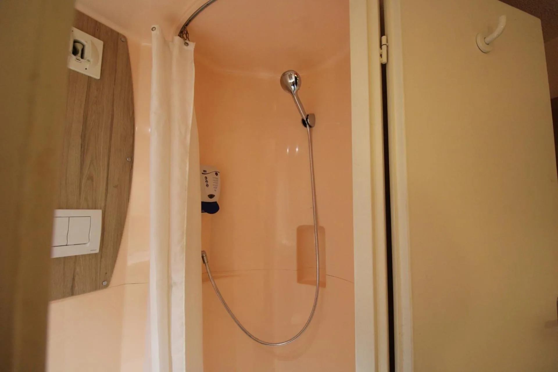 Shower in Première Classe Melun Senart