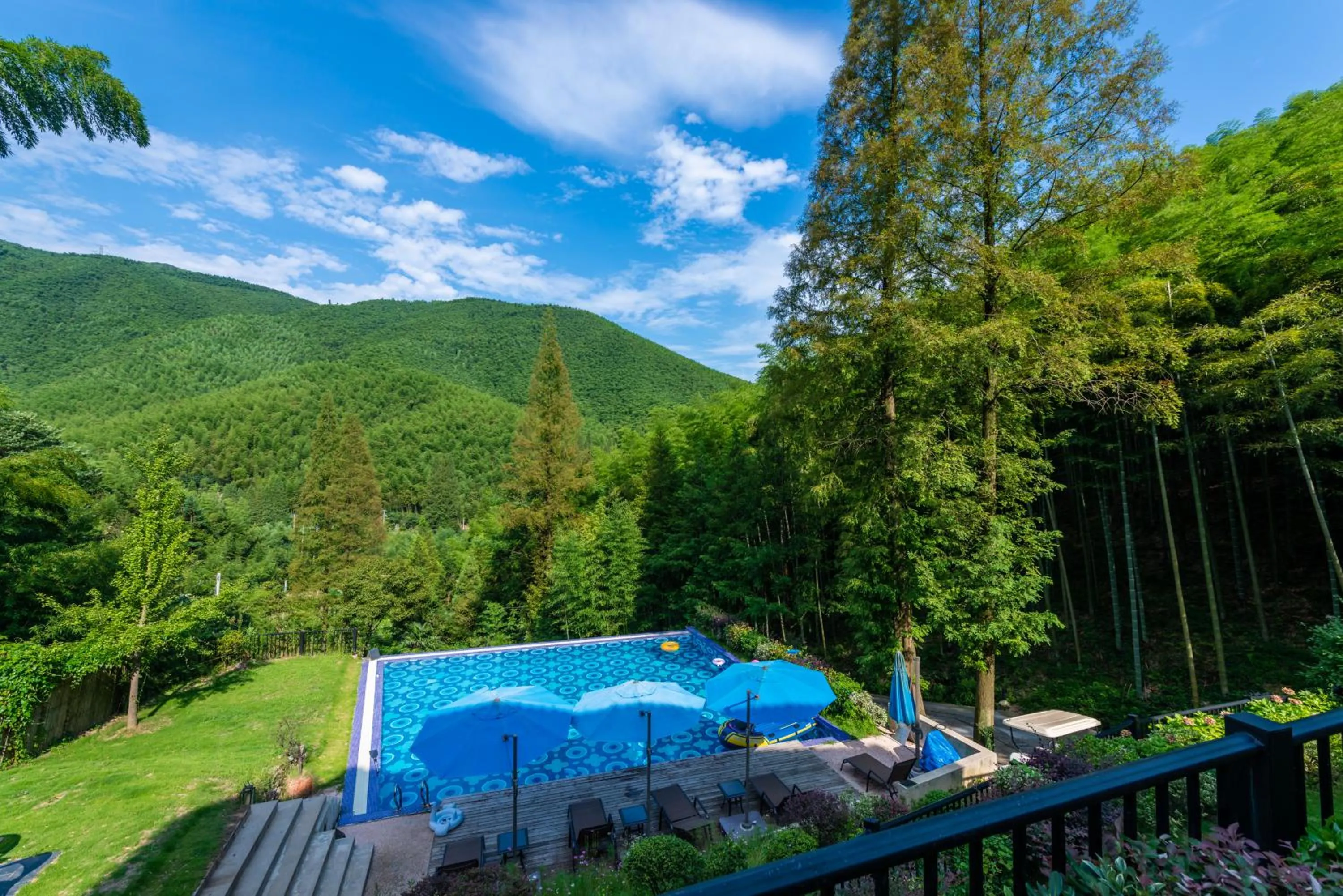 Swimming pool in Moganshan Arcadia Resorts