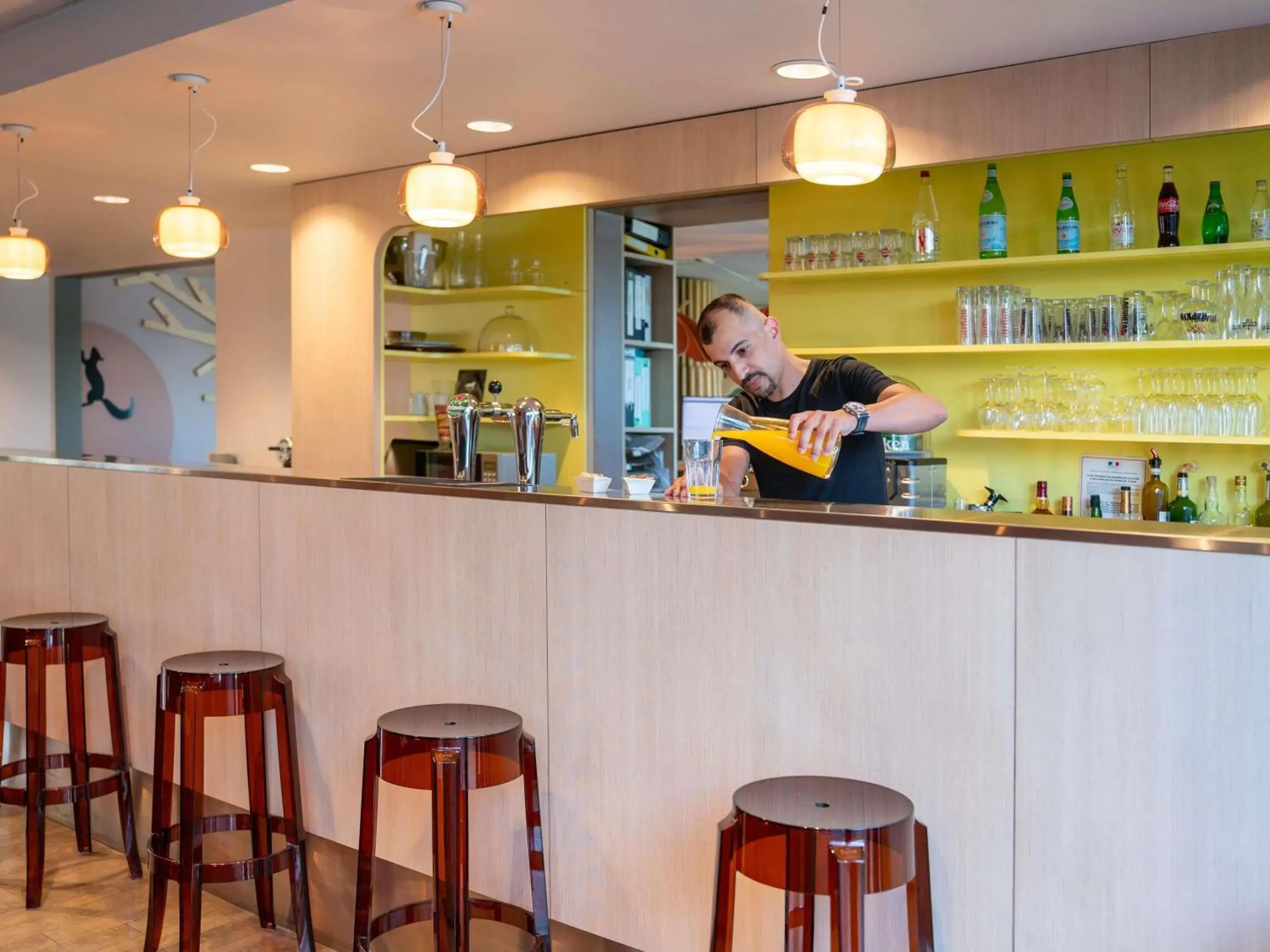 Lounge or bar in ibis Styles Guéret Lounge or bar in ibis Styles Guéret