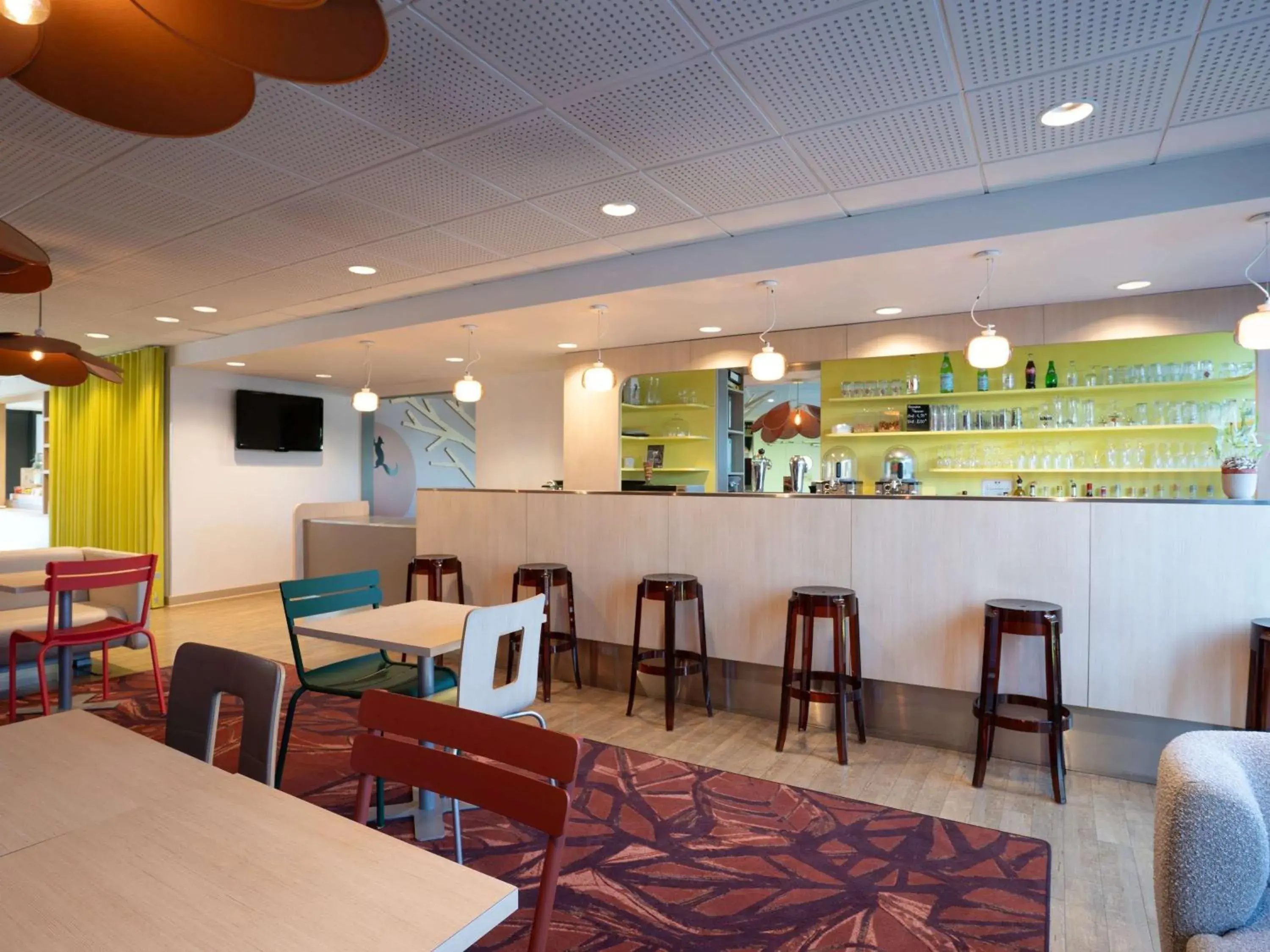 Lounge or bar in ibis Styles Guéret Lounge or bar in ibis Styles Guéret